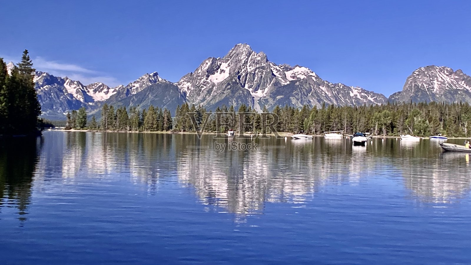 大提顿山脉映照在科尔特湾的水面上照片摄影图片