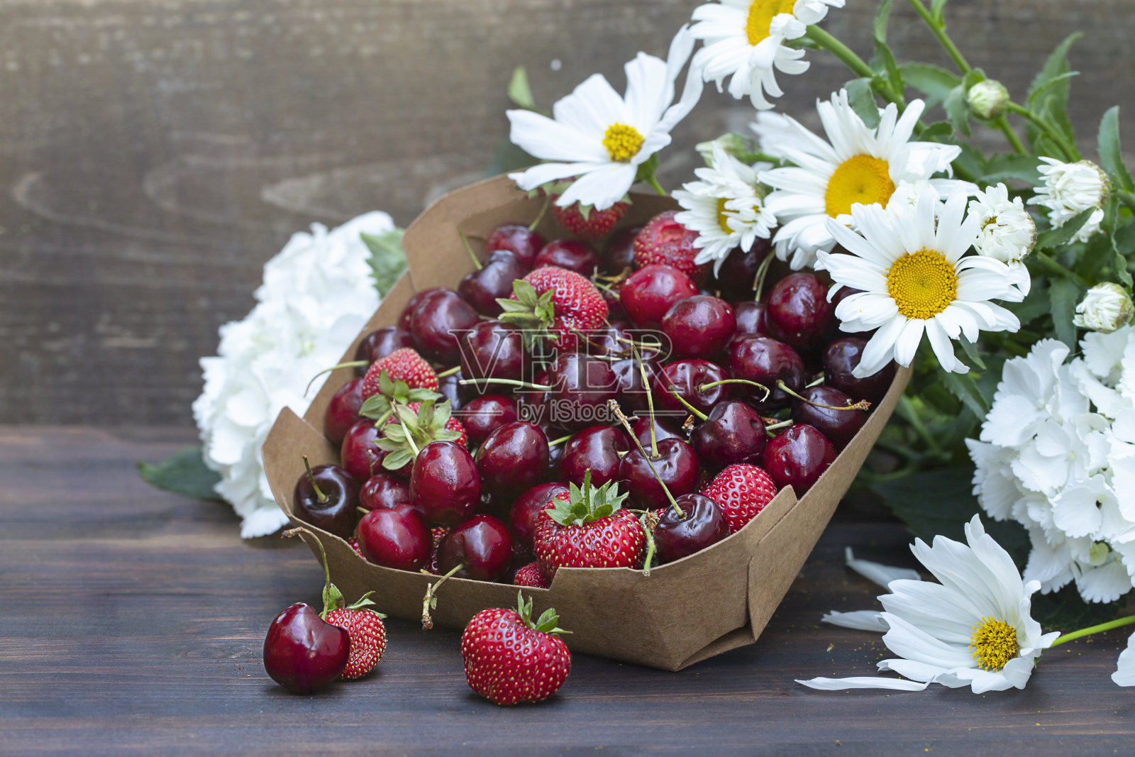一堆美味的有机樱桃装在硬纸盒里照片摄影图片