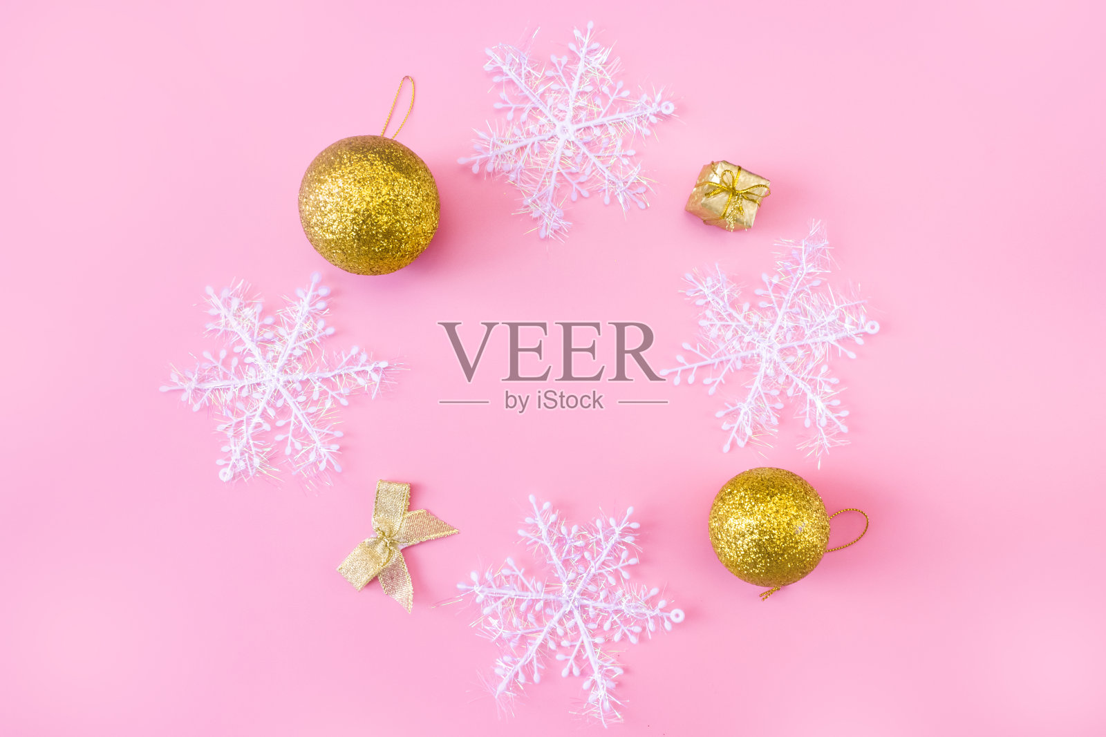 粉红色背景上的圣诞和新年布局。照片摄影图片