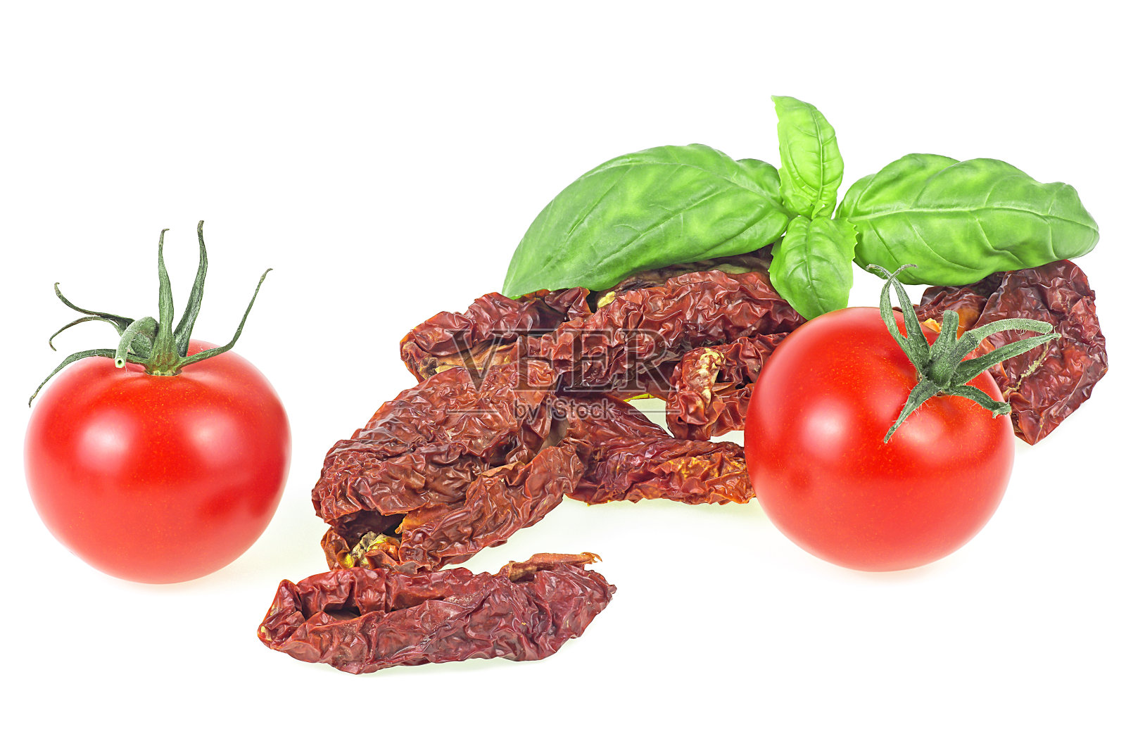 白色背景上的甜番茄和新鲜的罗勒。太阳晒干的西红柿。照片摄影图片