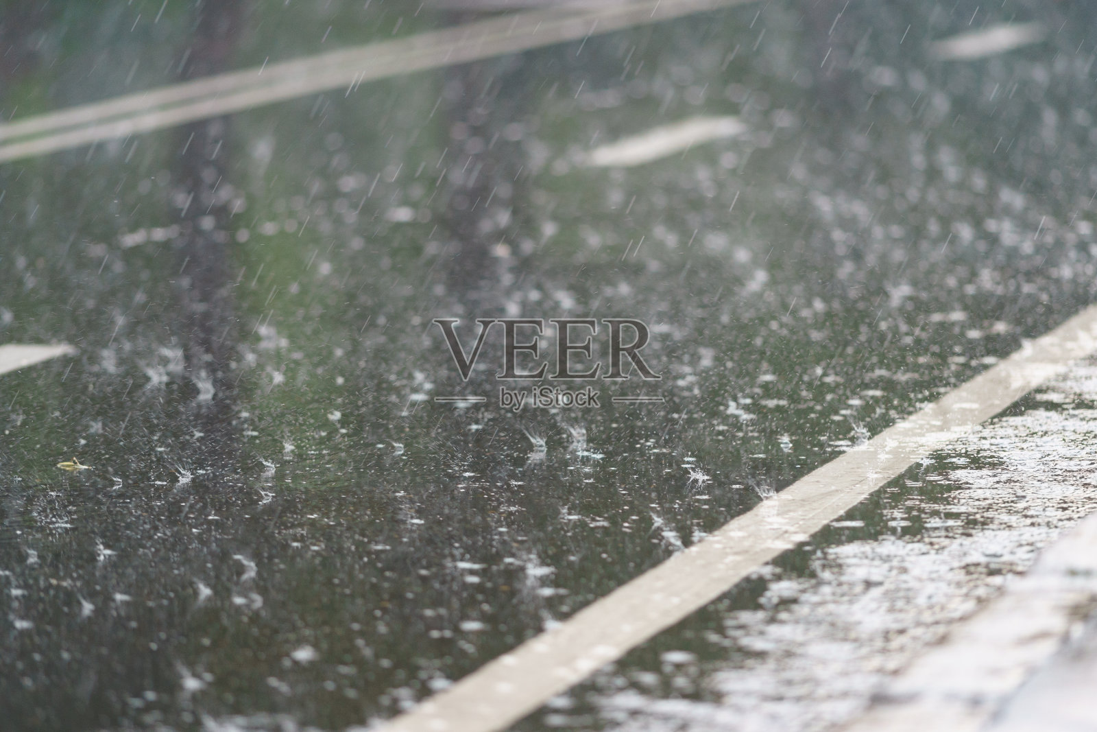 雨水在公园的道路上流动照片摄影图片