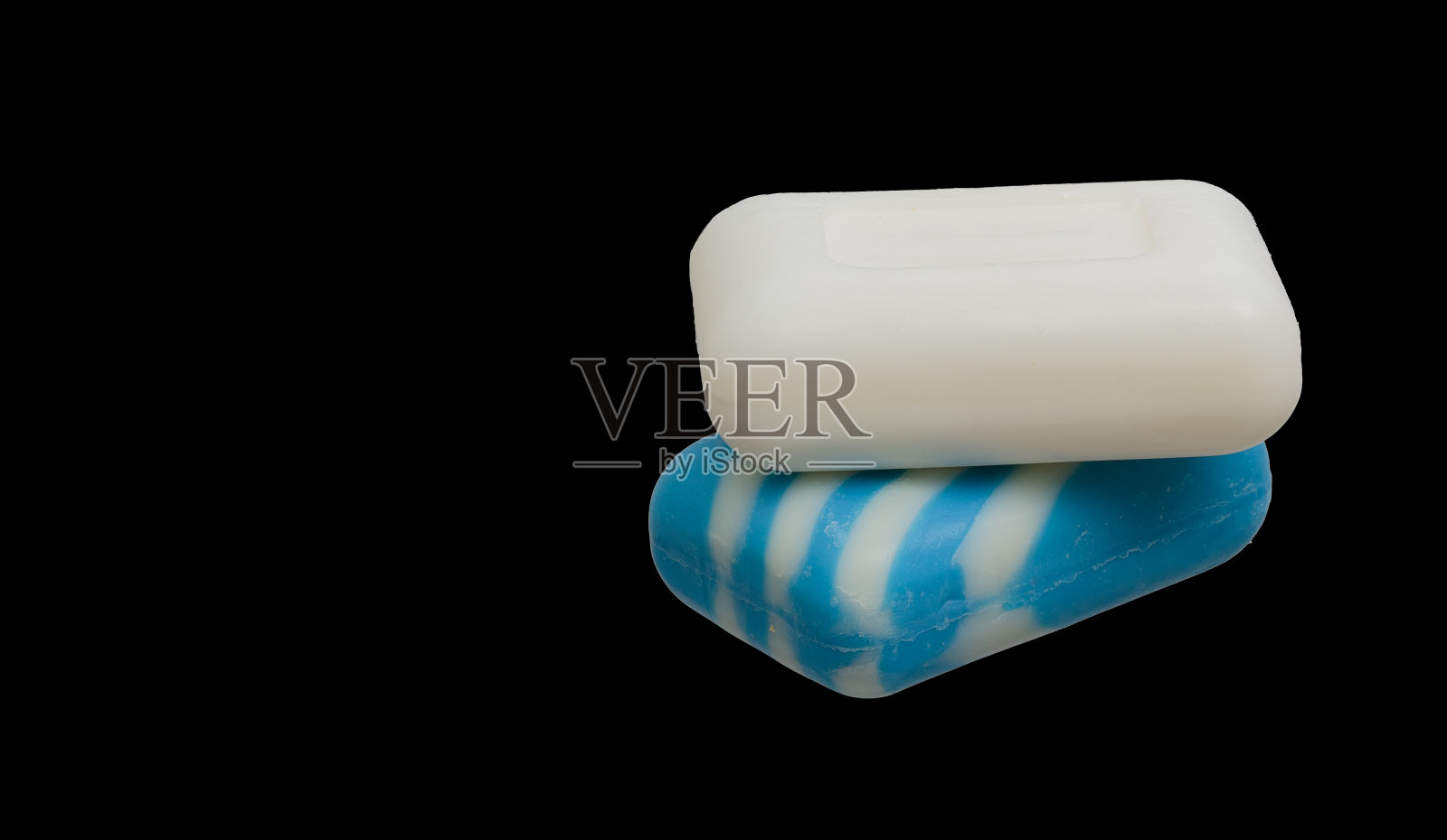 两条肥皂在黑色孤立的背景上照片摄影图片