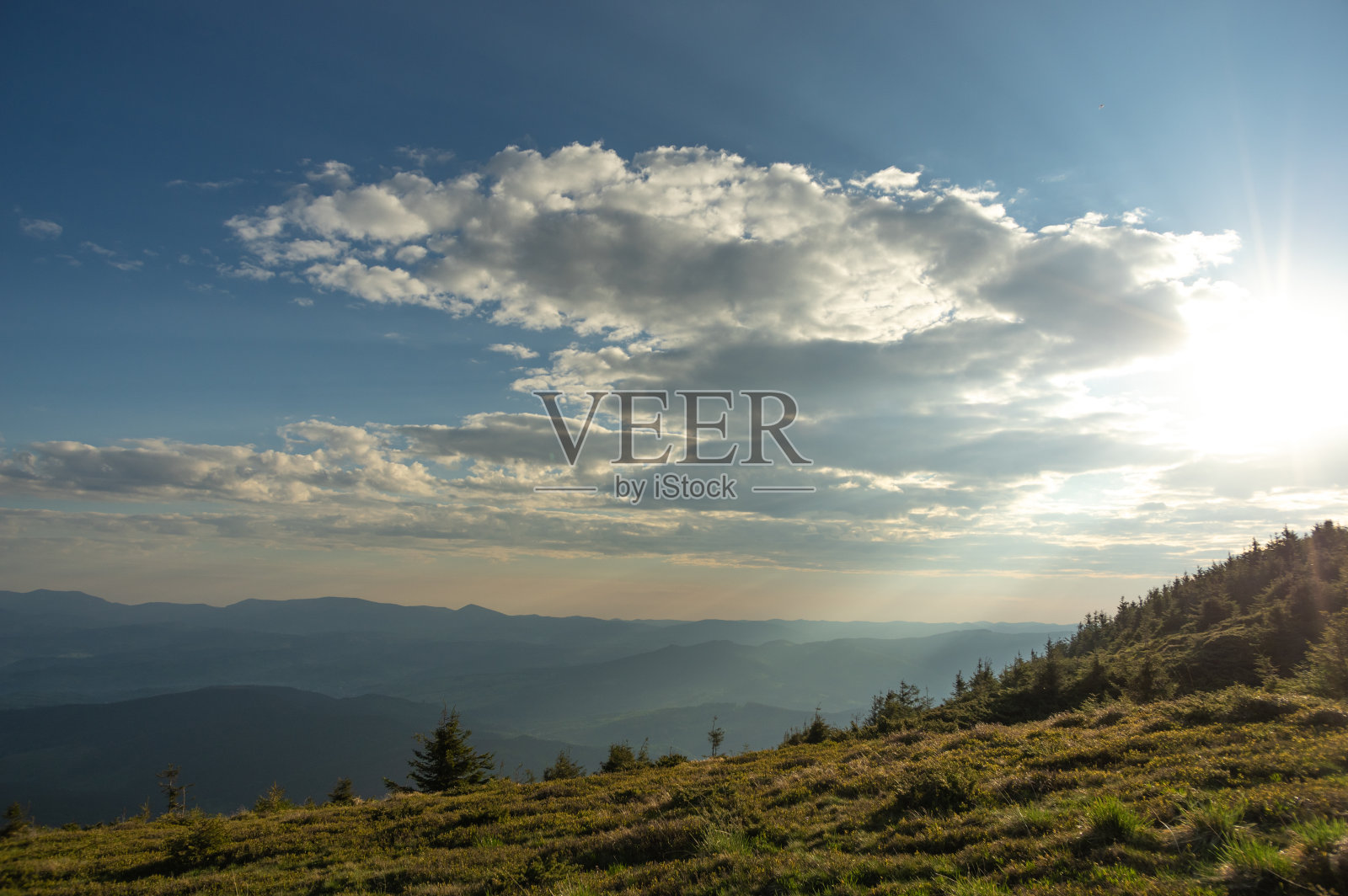 美丽的日出在乌克兰喀尔巴阡。早晨的风景照片摄影图片