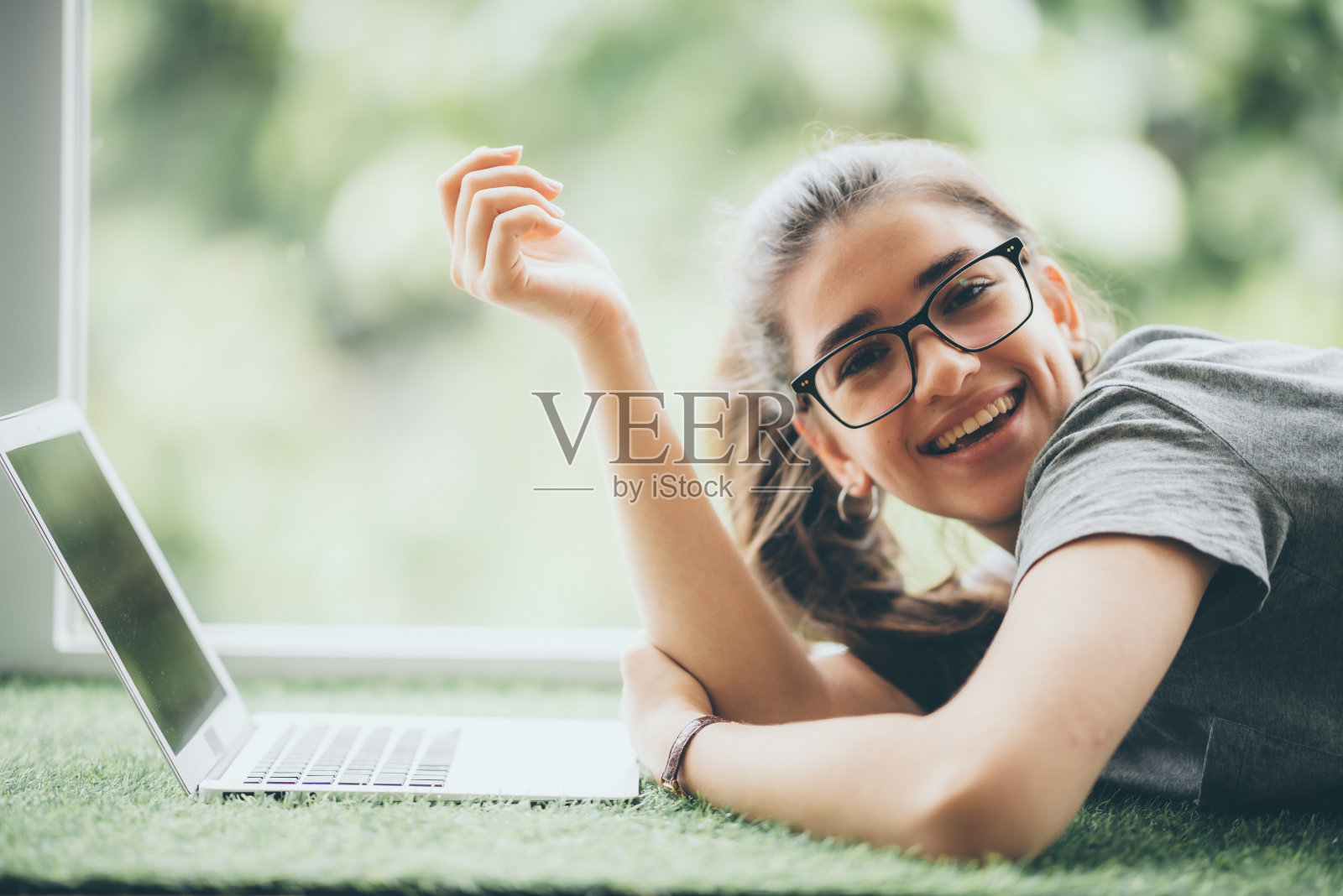 年轻女子都是微笑着快乐生活，美丽的女孩在家放松有吸引力，漂亮的肖像可爱的女士，开朗自然随意的模特照片摄影图片