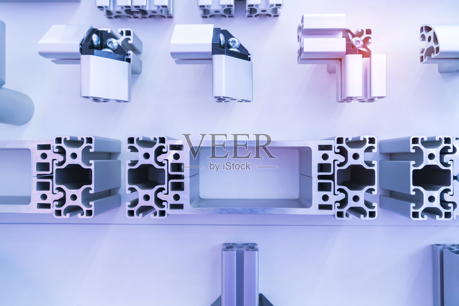 在制造和制造中使用的挤压铝或铝通道的横截面照片摄影图片