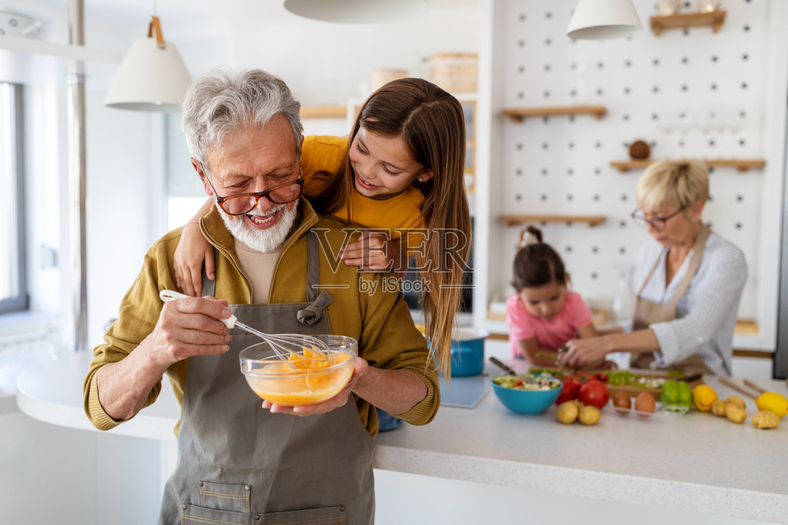 爷爷奶奶玩得开心，和孙子孙女玩得开心照片摄影图片
