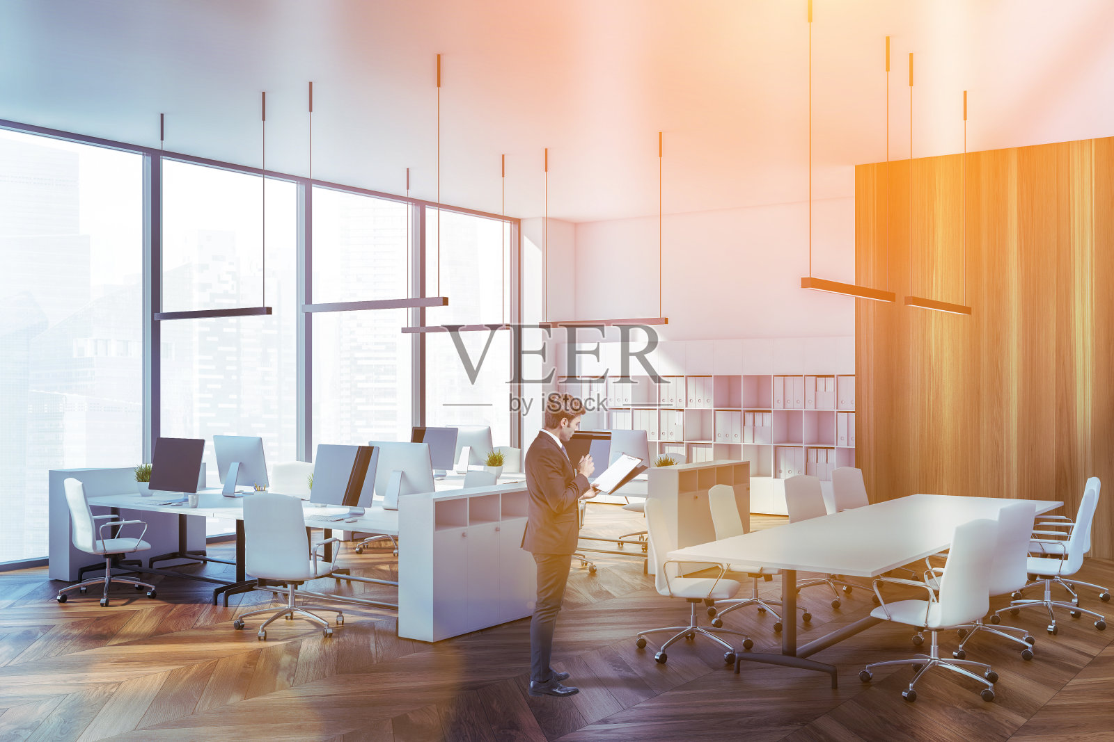 在现代办公室里带着剪贴板的商人照片摄影图片