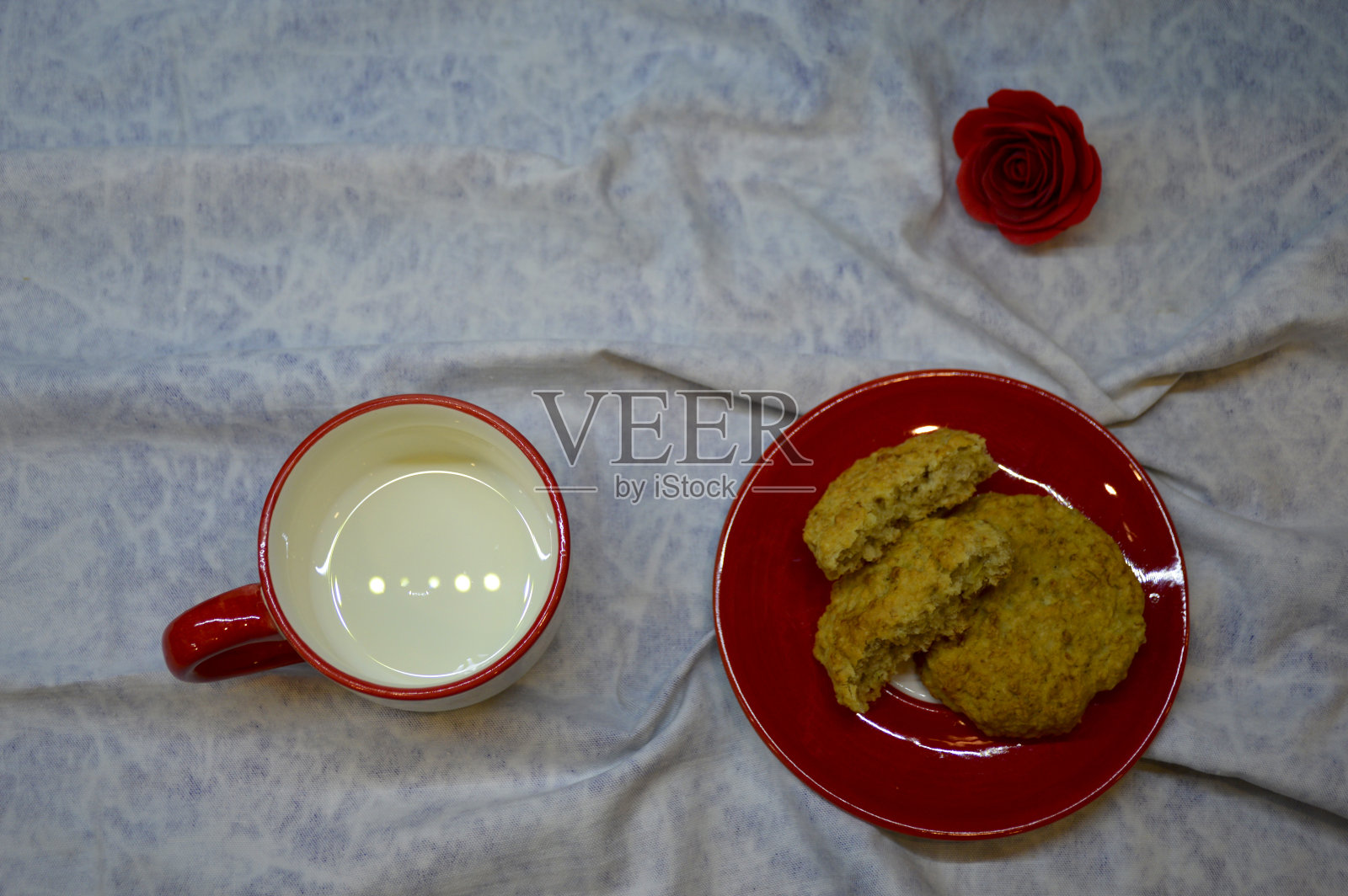 一碟饼干和一个空杯子照片摄影图片