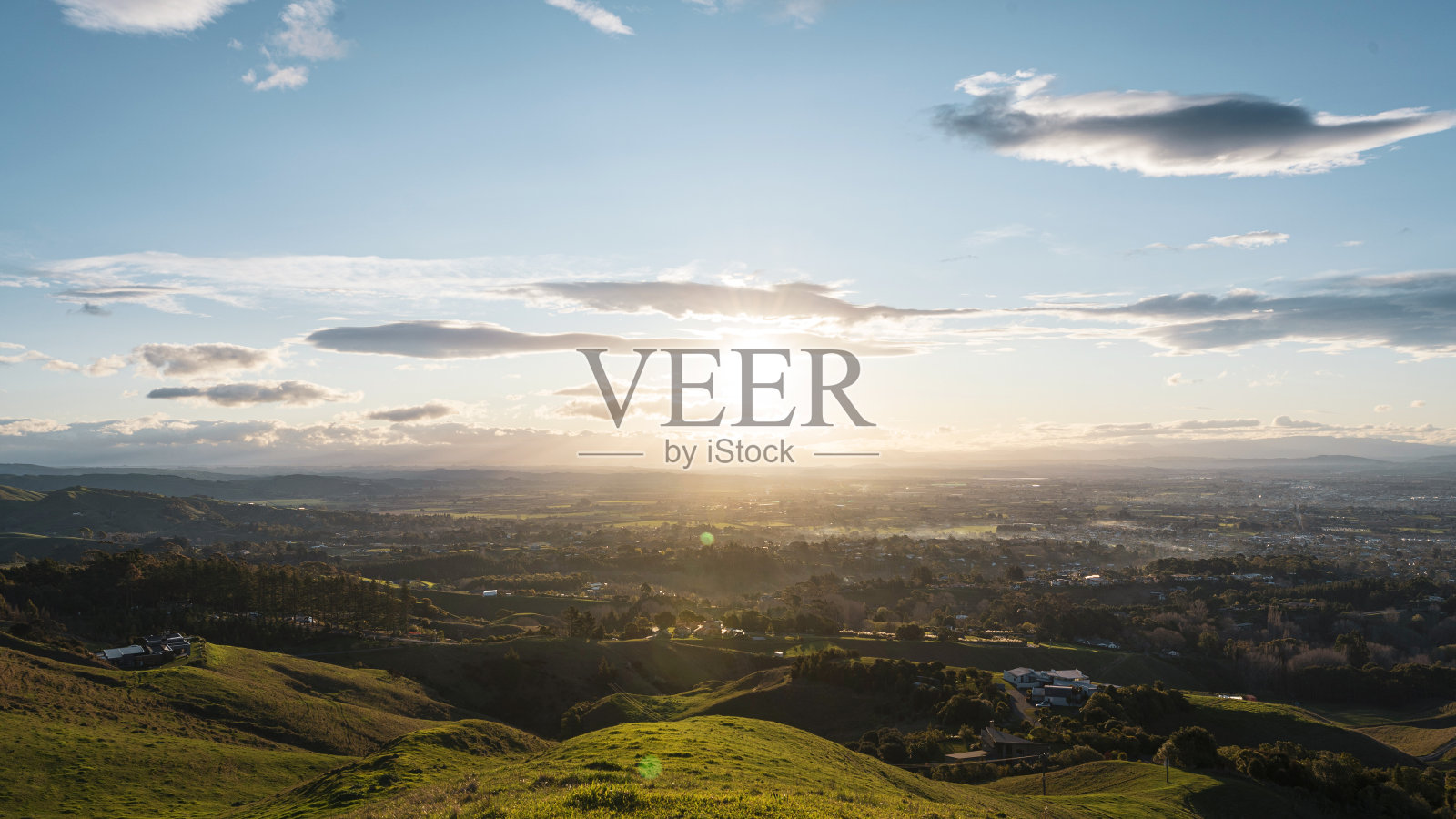 晨曦中，从特玛塔公园眺望黑斯廷斯市。新西兰霍克湾照片摄影图片