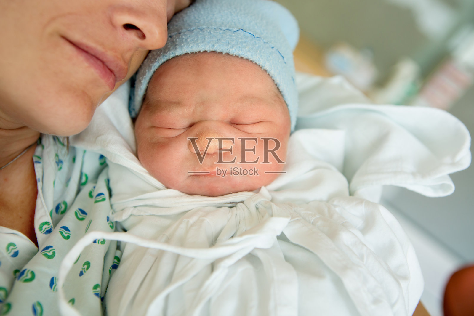 快乐的妈妈，让她的宝宝在出生后几秒内肌肤接触照片摄影图片