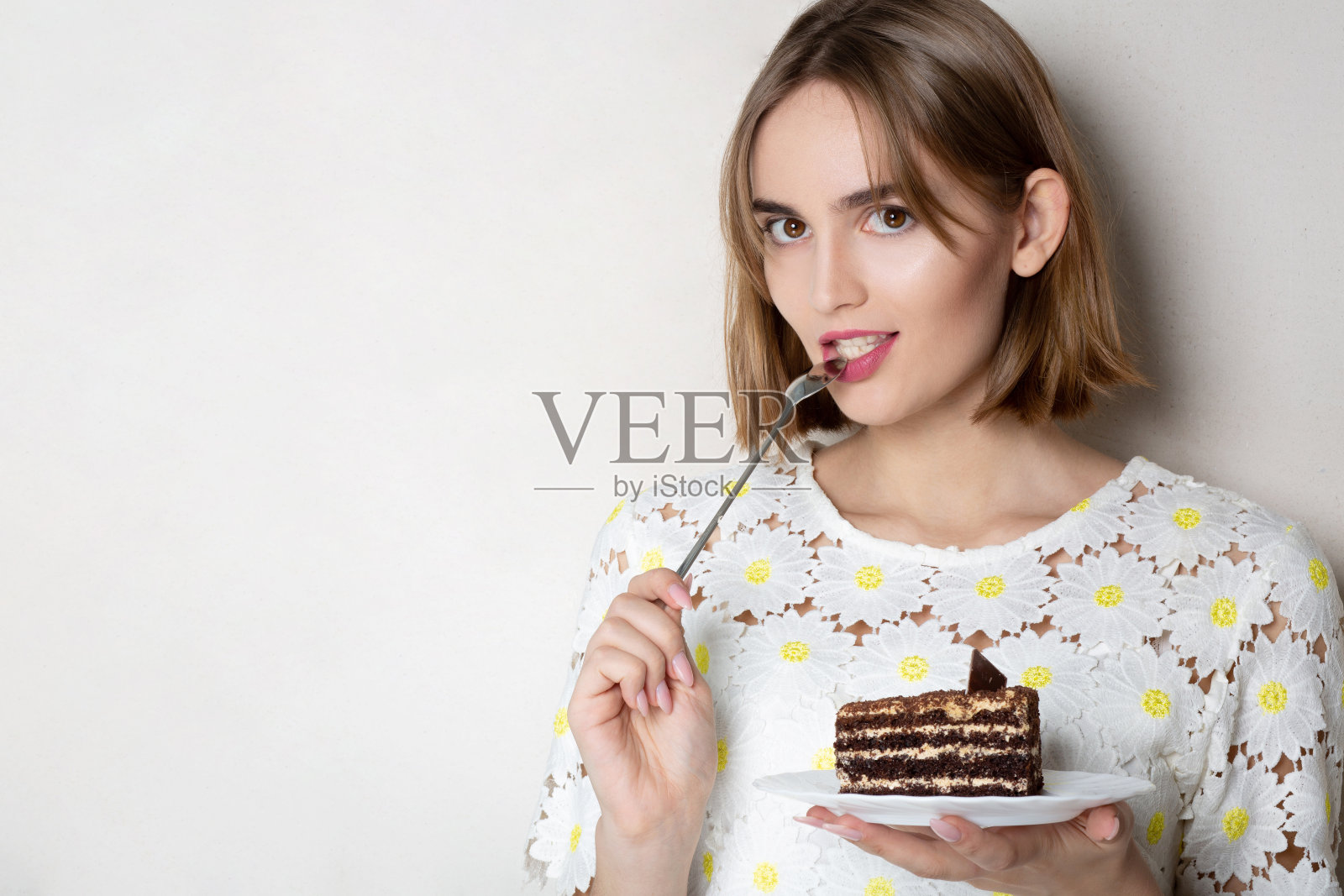 体贴的女孩在吃蛋糕照片摄影图片