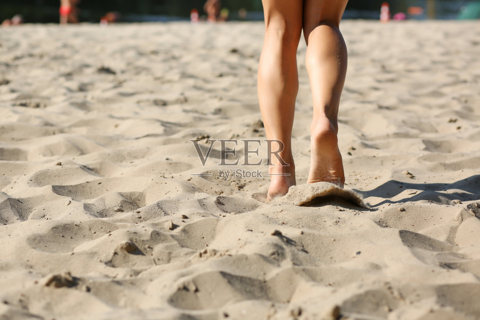 健身女士在海滩做有氧运动。空间的文本照片摄影图片