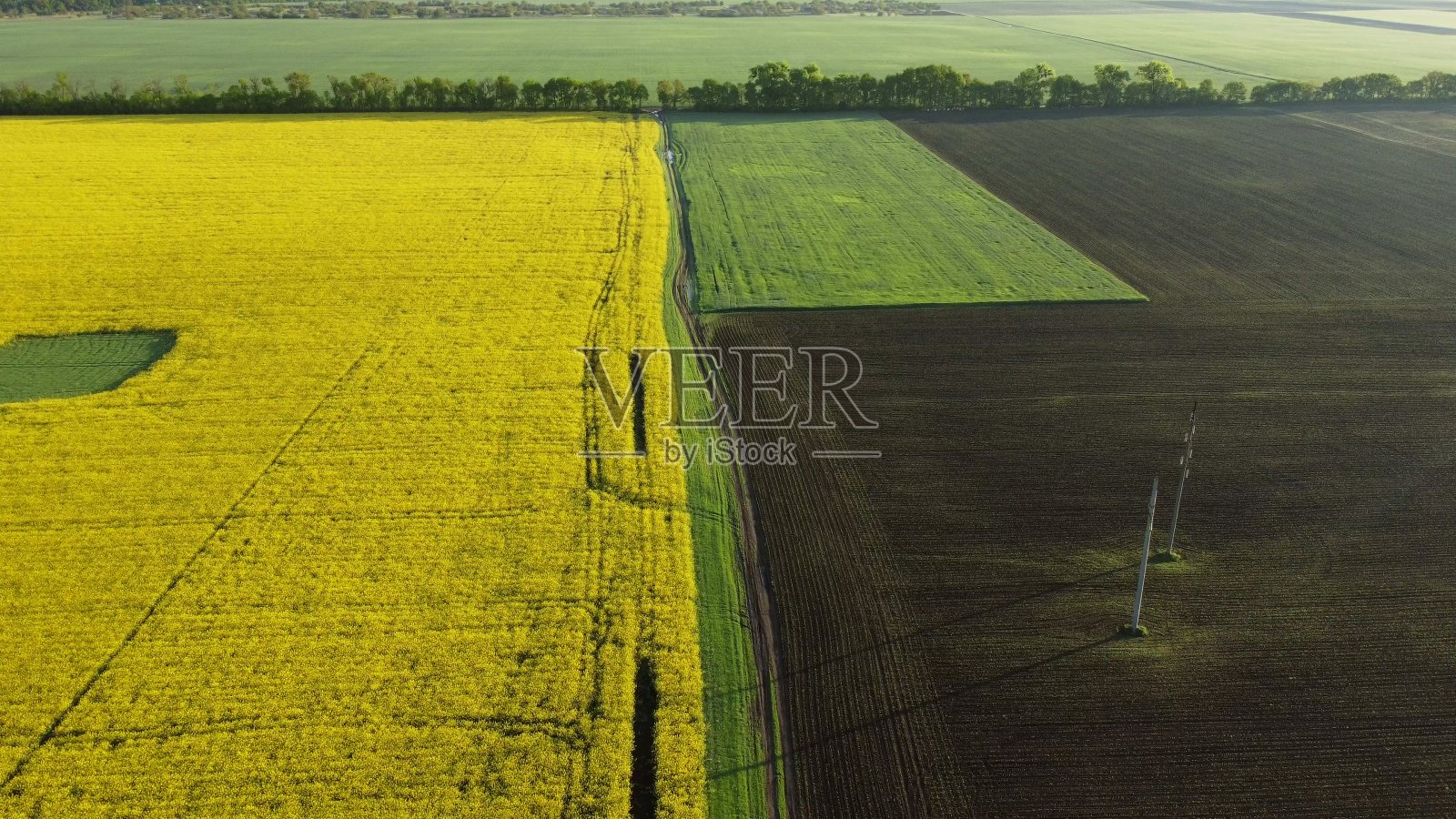 从高处拍摄。一个男人沿着路走照片摄影图片