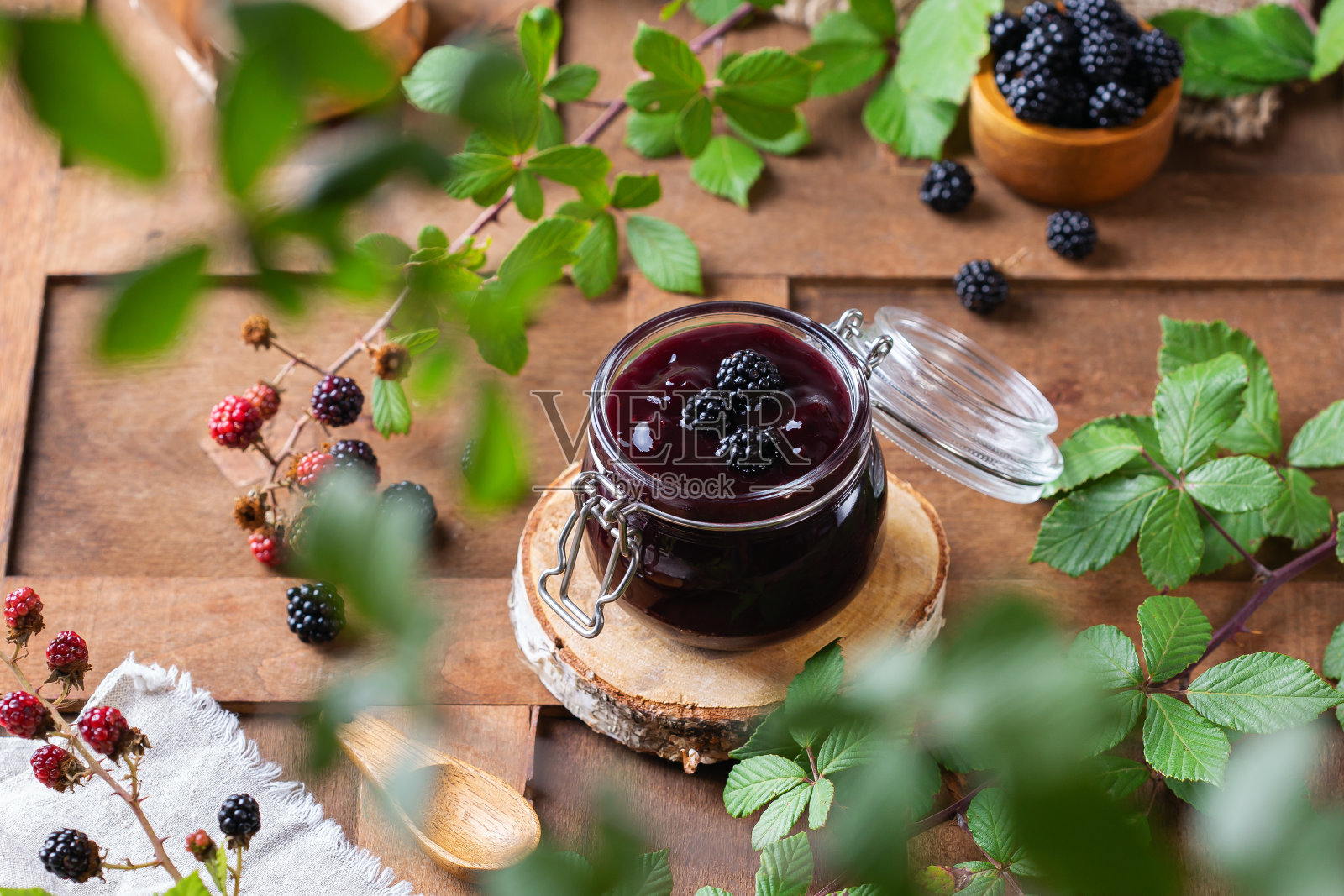 自制黑莓酱或果酱，在家烹饪，保存照片摄影图片