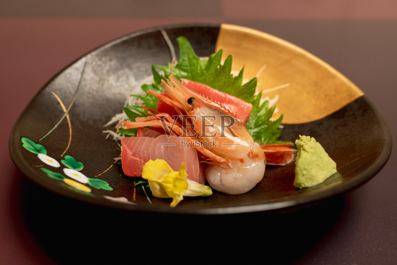 日本生鱼片套装，纽扣虾和金枪鱼。照片摄影图片