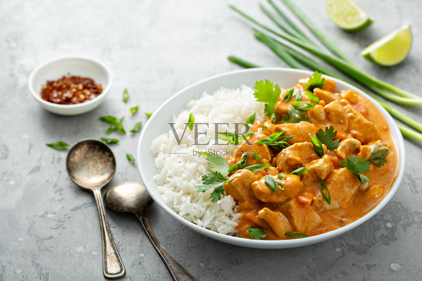 鸡肉和腰果红咖喱照片摄影图片