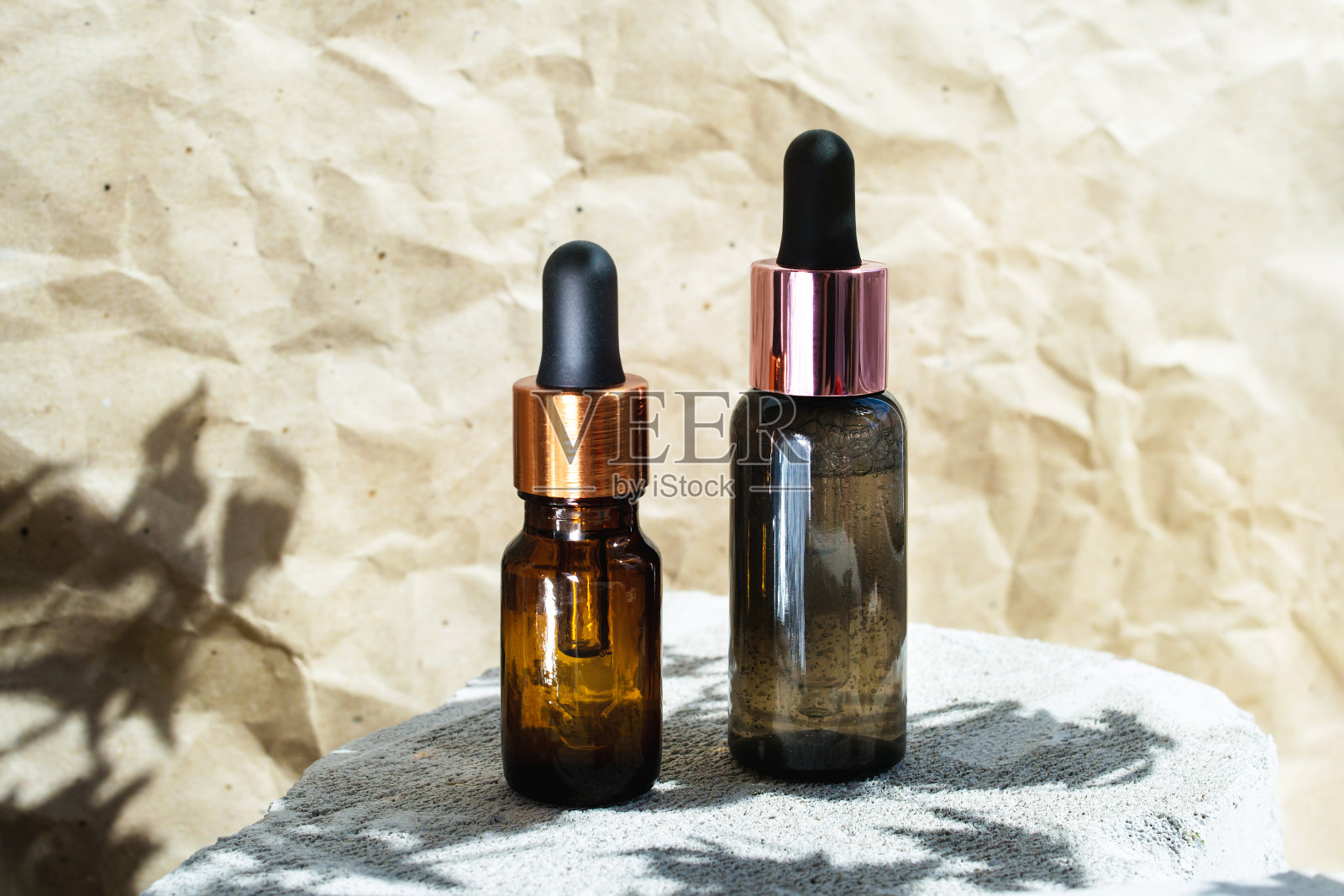 移液器瓶精油，血清模型在灰色石头讲台，工艺纸背景。美品牌介绍照片摄影图片