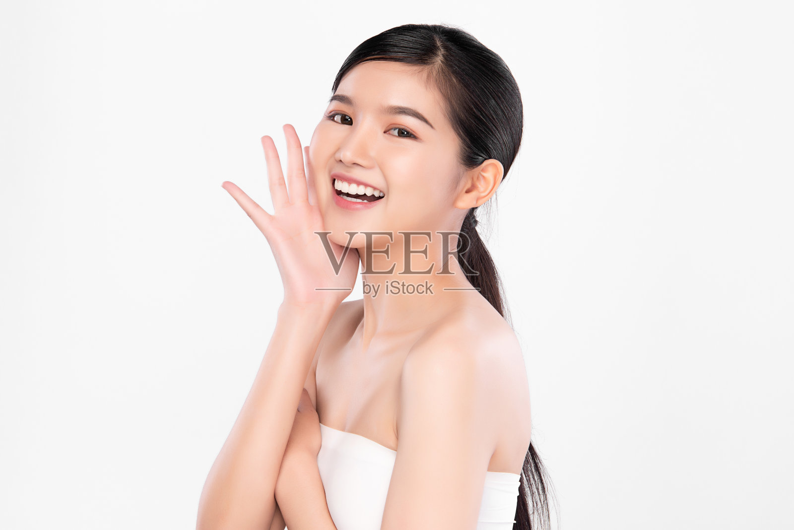 美丽的年轻亚洲女人与干净的新鲜的皮肤在白色的背景，面部护理，面部治疗，美容，美容和水疗，亚洲妇女肖像。照片摄影图片