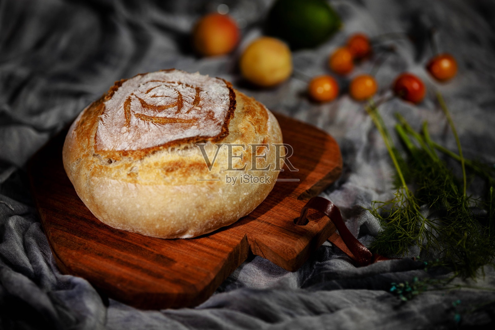 手工面包:在砧板上自制的酸面包照片摄影图片