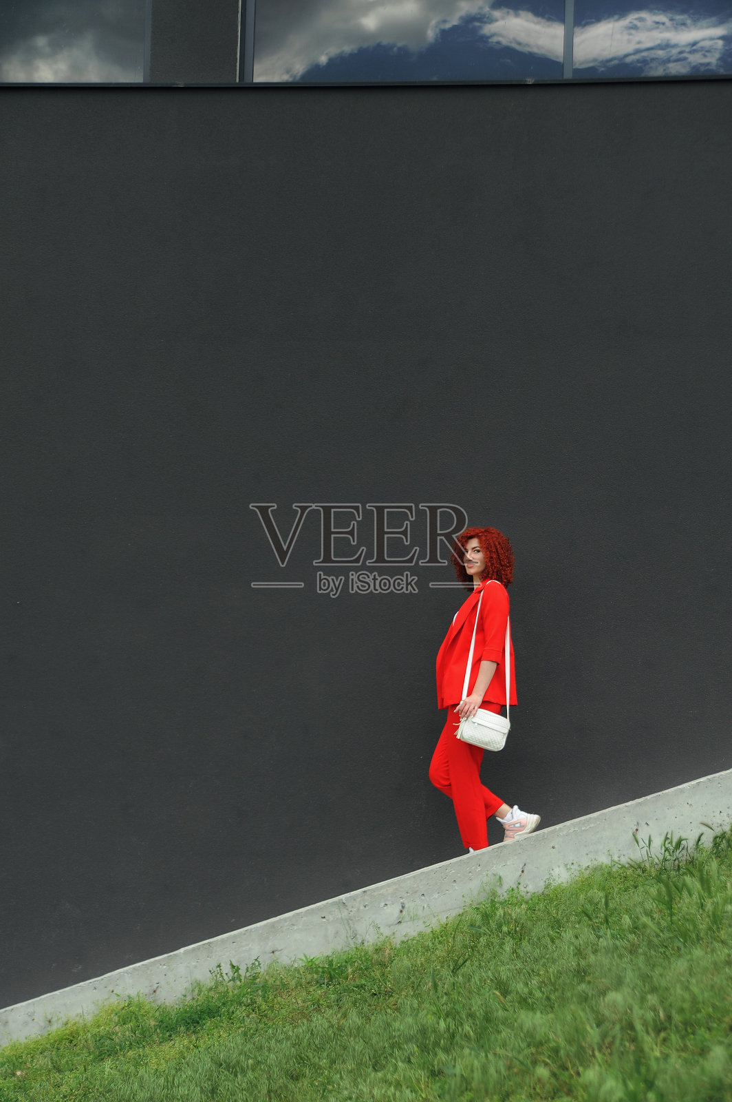 年轻貌美的女商人，穿着红衣服照片摄影图片