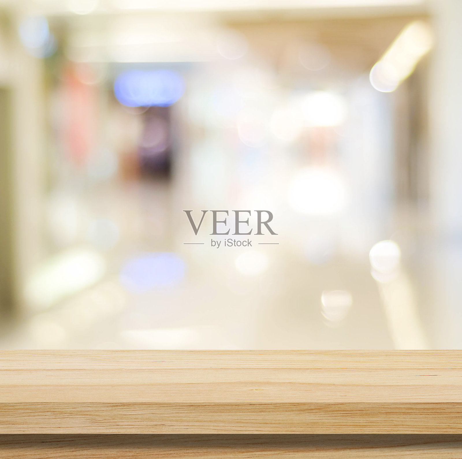 桌子和模糊的背景，木质柜台上模糊的散景光背景，棕色木材桌面，食品和零售商店的货架，商店产品展示背景，横幅，模型，模板照片摄影图片