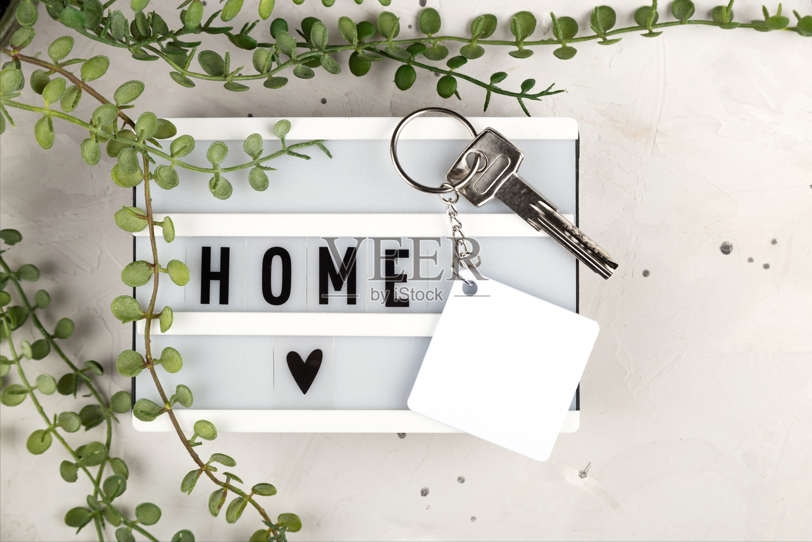 空白菱形白色升华钥匙链模型与家的题词。钥匙链模型展示设计。照片摄影图片