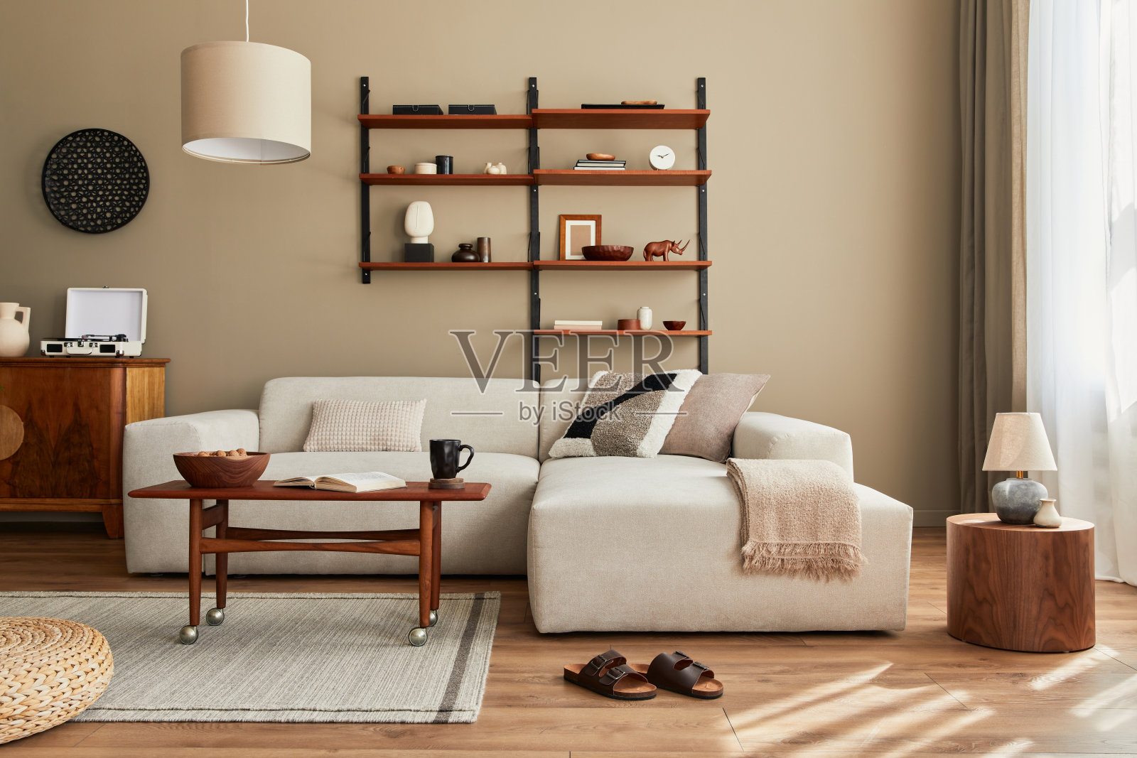 现代室内客厅设计模块化米色沙发和配件。模板。照片摄影图片