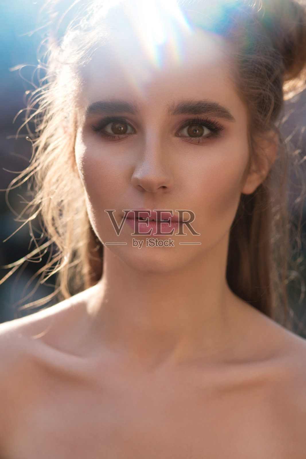 可爱的年轻女士的肖像与美丽的化妆与阳光照片摄影图片