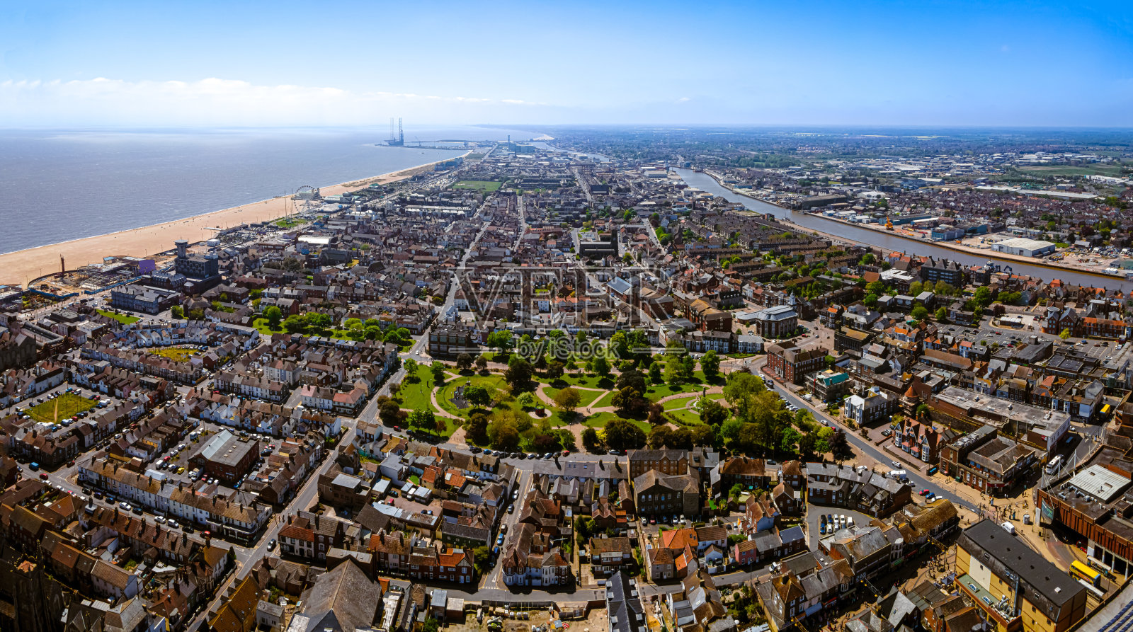 阳光明媚的夏日，英国东海岸的度假小镇大雅茅斯的鸟瞰图照片摄影图片