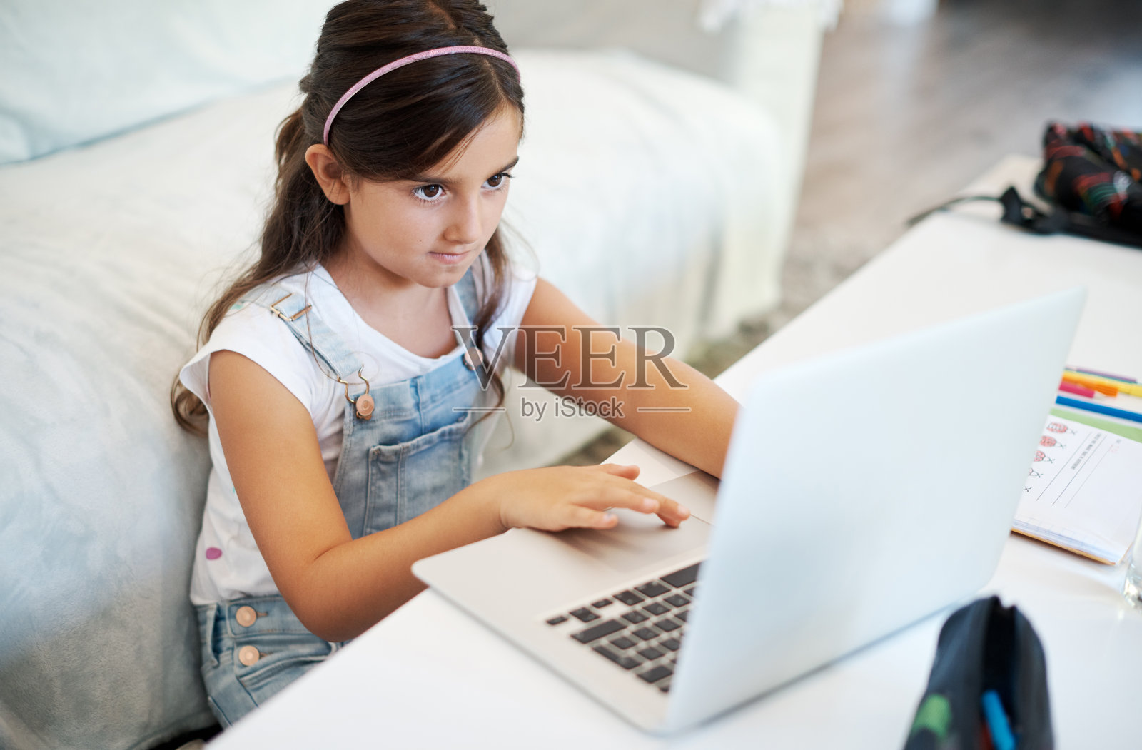 这是一个小女孩在家里用笔记本电脑的照片照片摄影图片