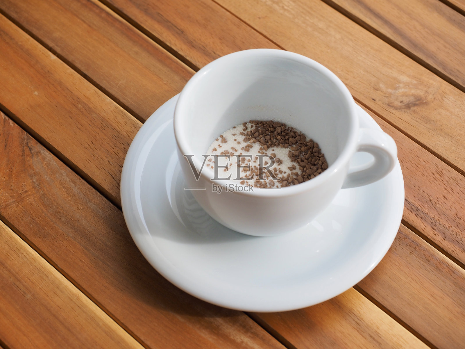 速溶咖啡混合在一个白色陶瓷杯照片摄影图片