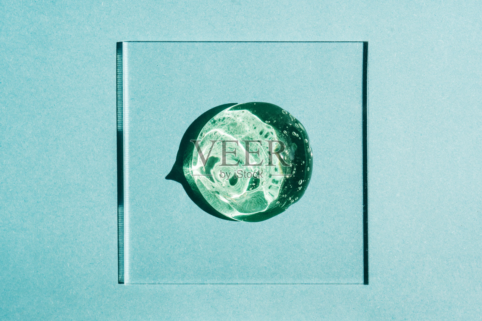 绿色凝胶质地的化妆品护理产品。照片摄影图片