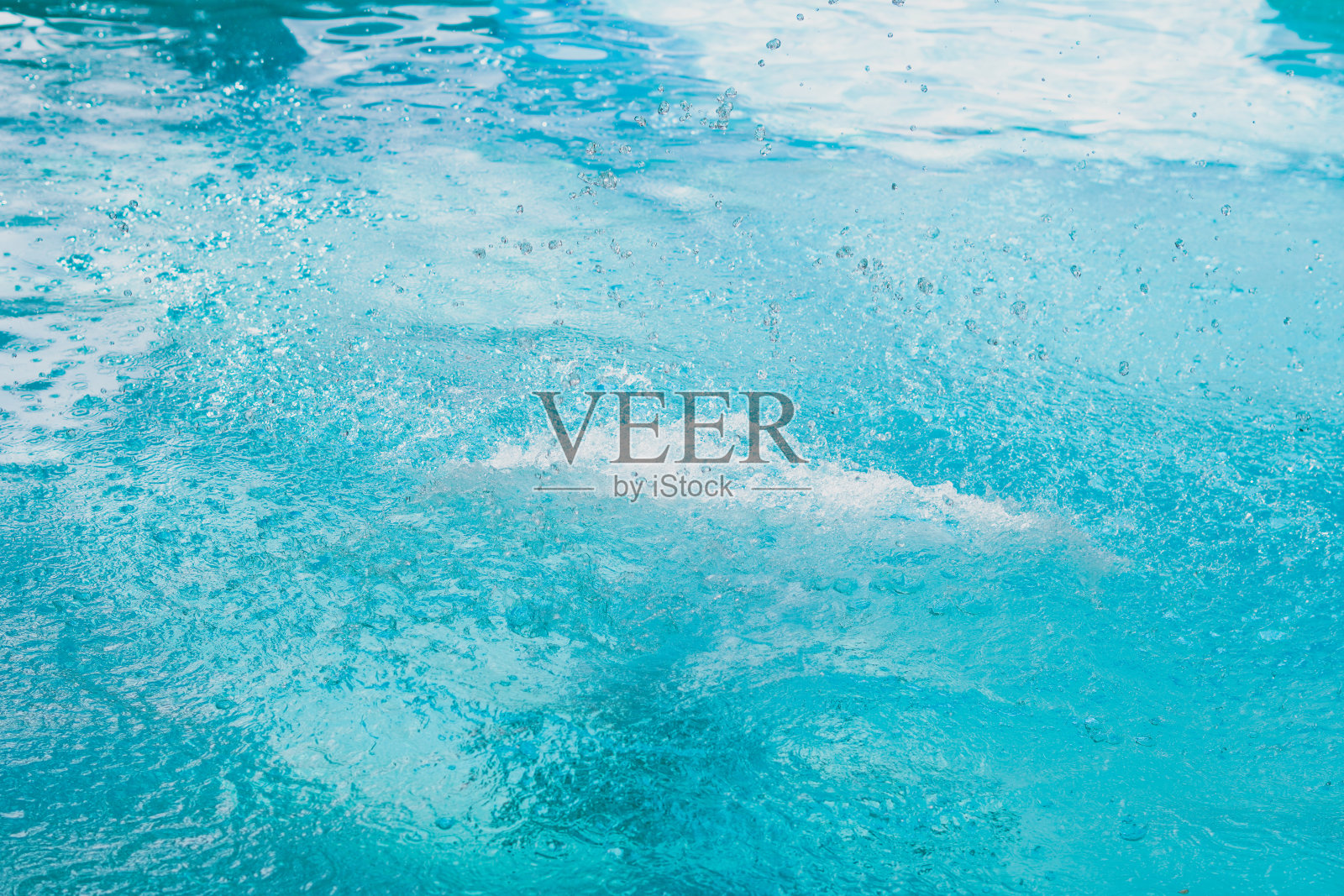 小女孩在游泳池里蹦蹦跳跳照片摄影图片