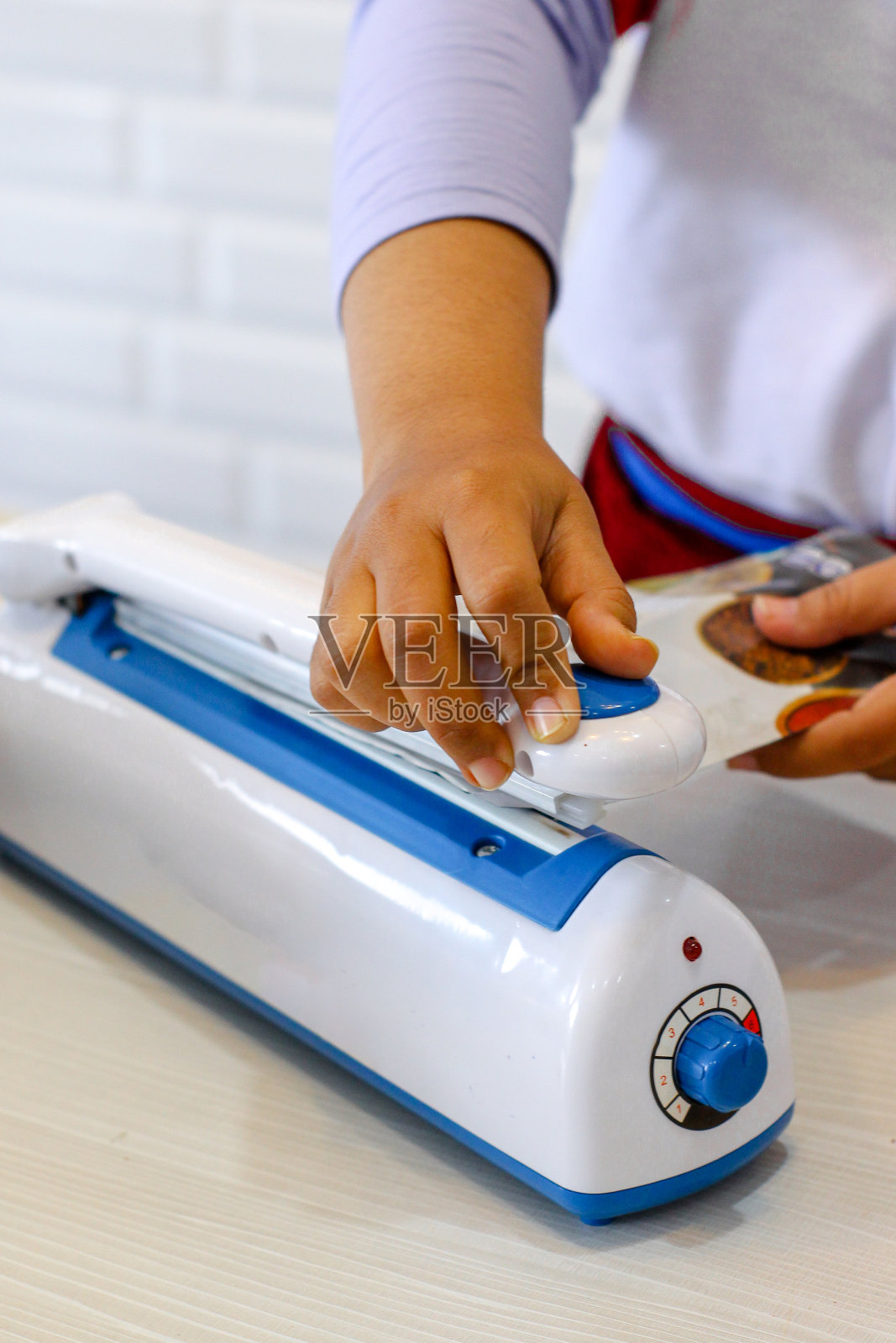 市场上的压塑产品照片摄影图片