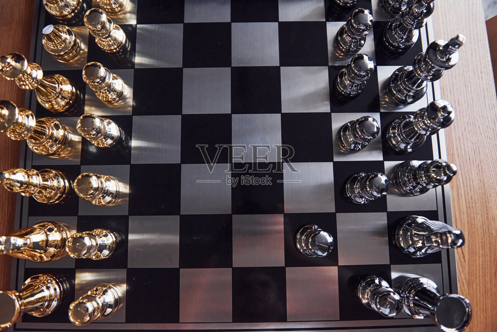 棋盘上有金属图案，白天放在室内的桌子上照片摄影图片