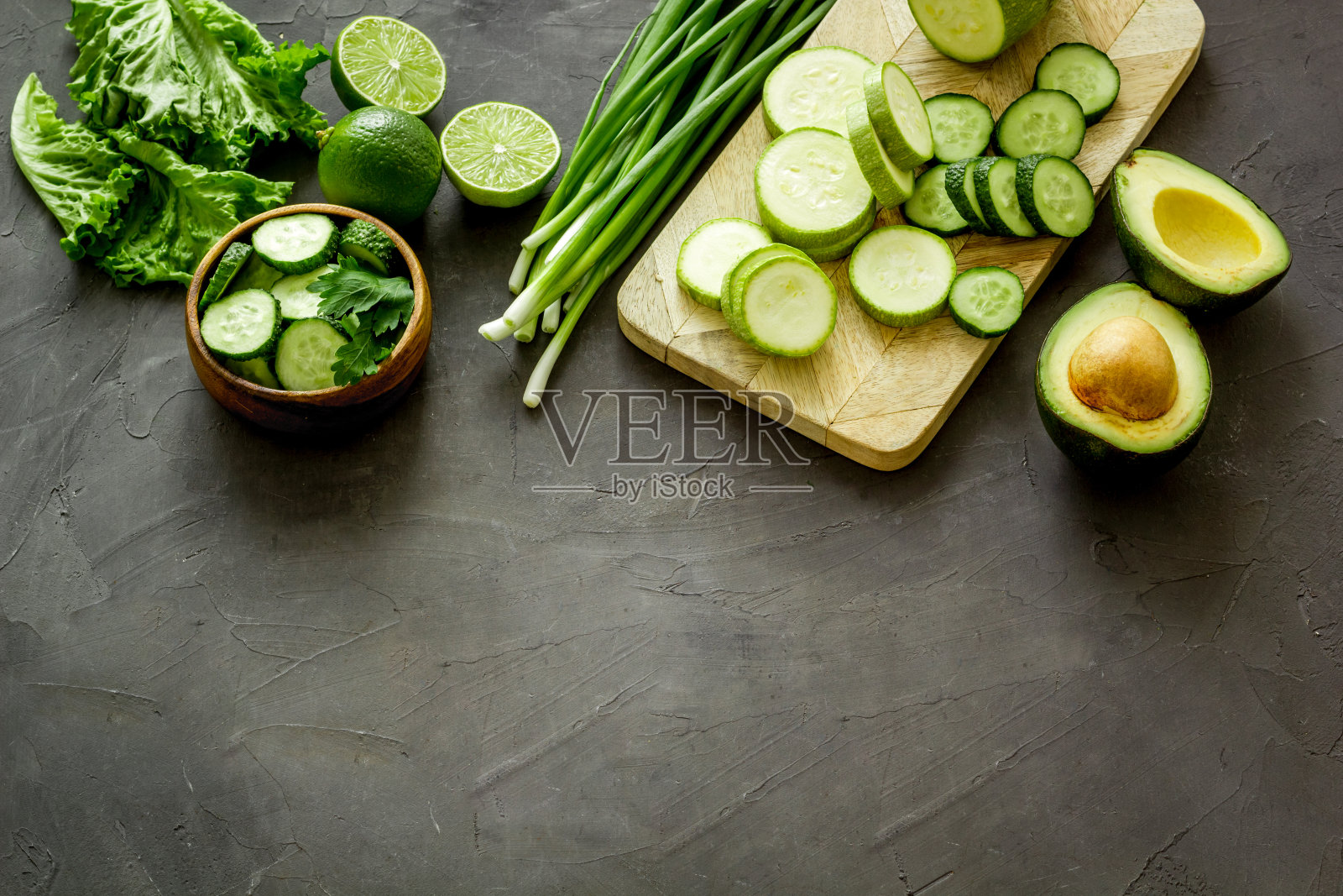 生蔬菜的饮食。绿色蔬菜和水果-即食照片摄影图片