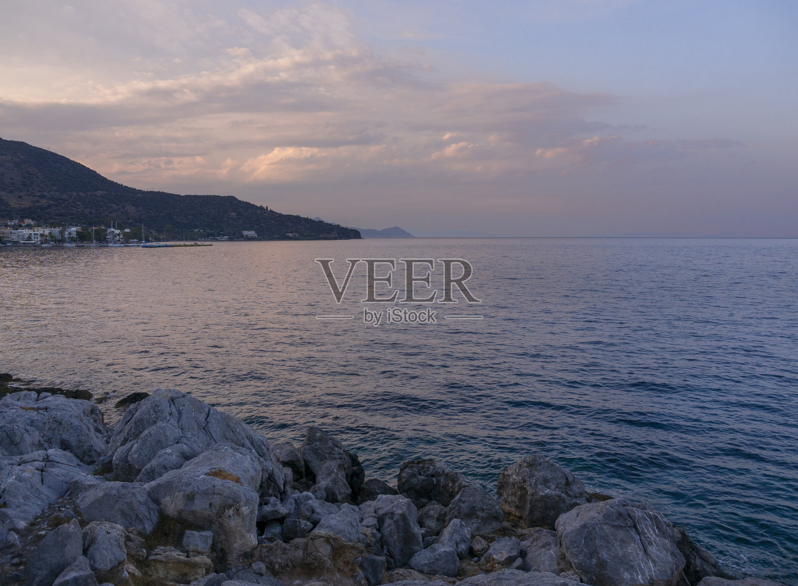 希腊伯罗奔尼撒半岛梅塔那度假小镇堤岸上美丽的日落照片摄影图片