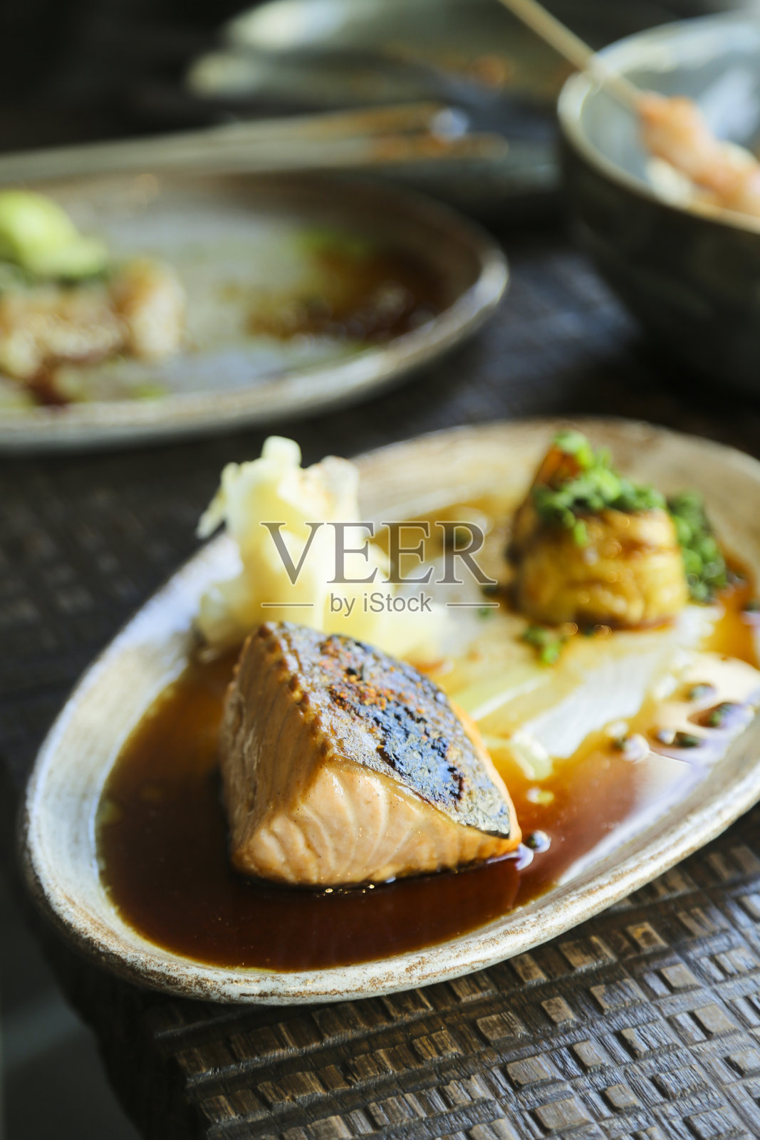 烤三文鱼照片摄影图片