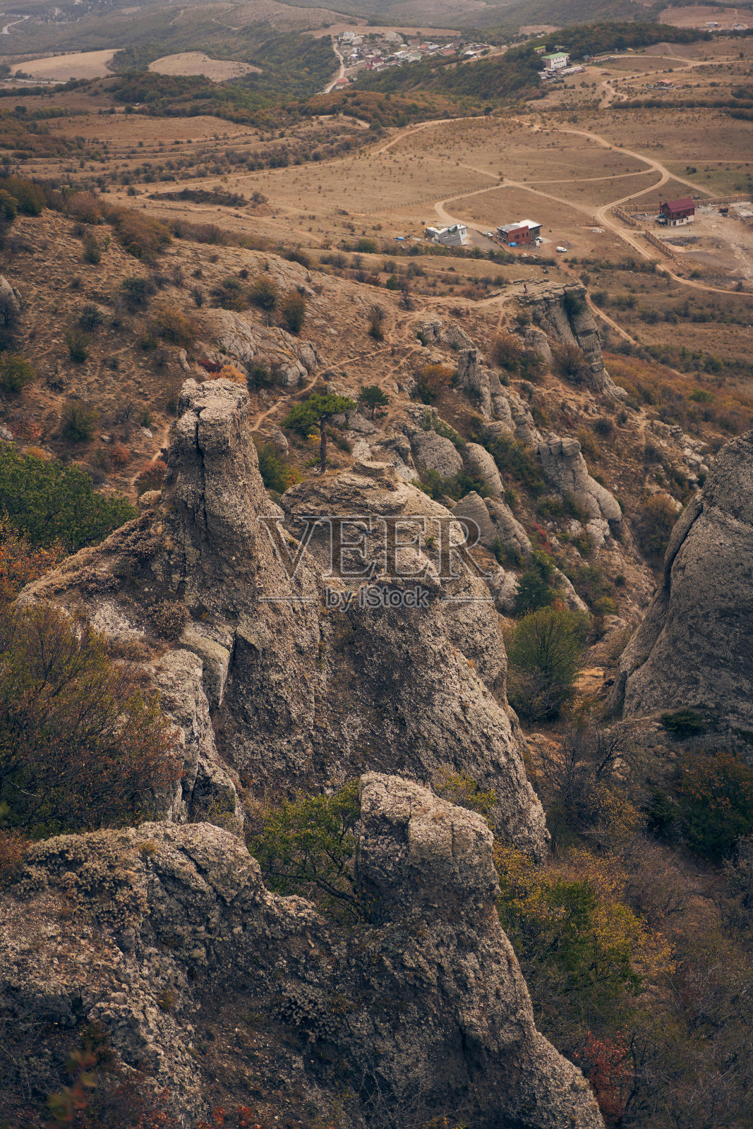 德莫尔枝山山坡上的巨大石柱。克里米亚山脉的幽灵谷。照片摄影图片