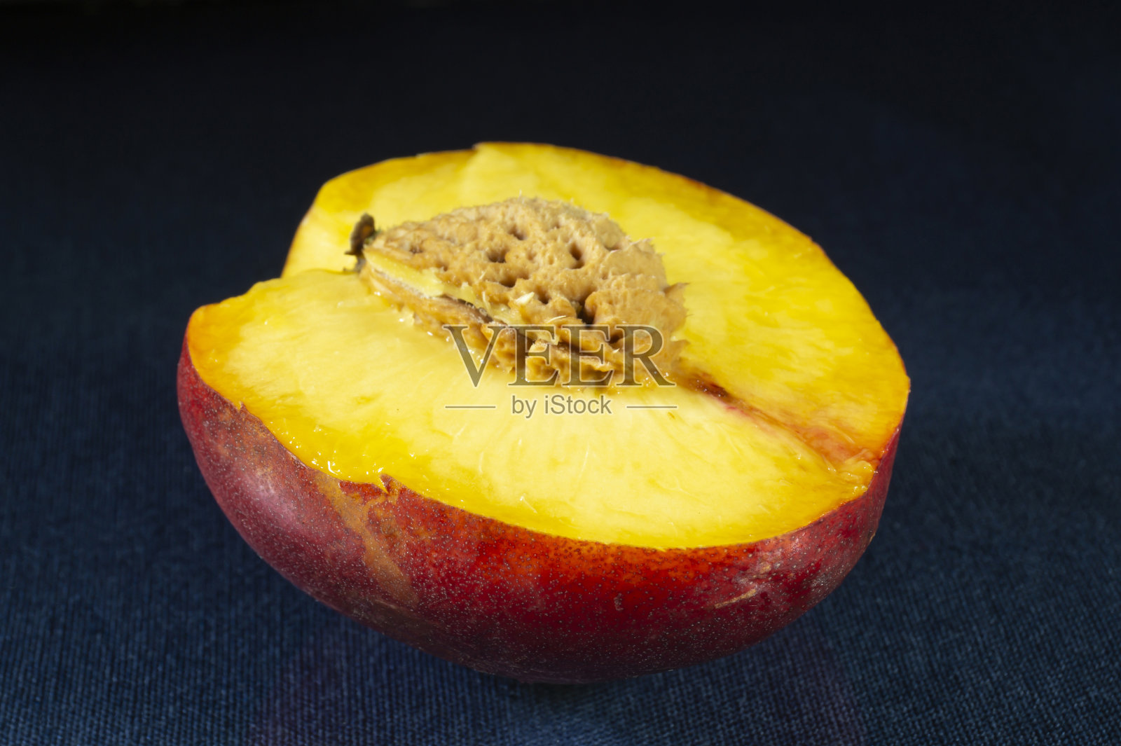 切成薄片的桃子和坚果在桌子上反射。照片摄影图片