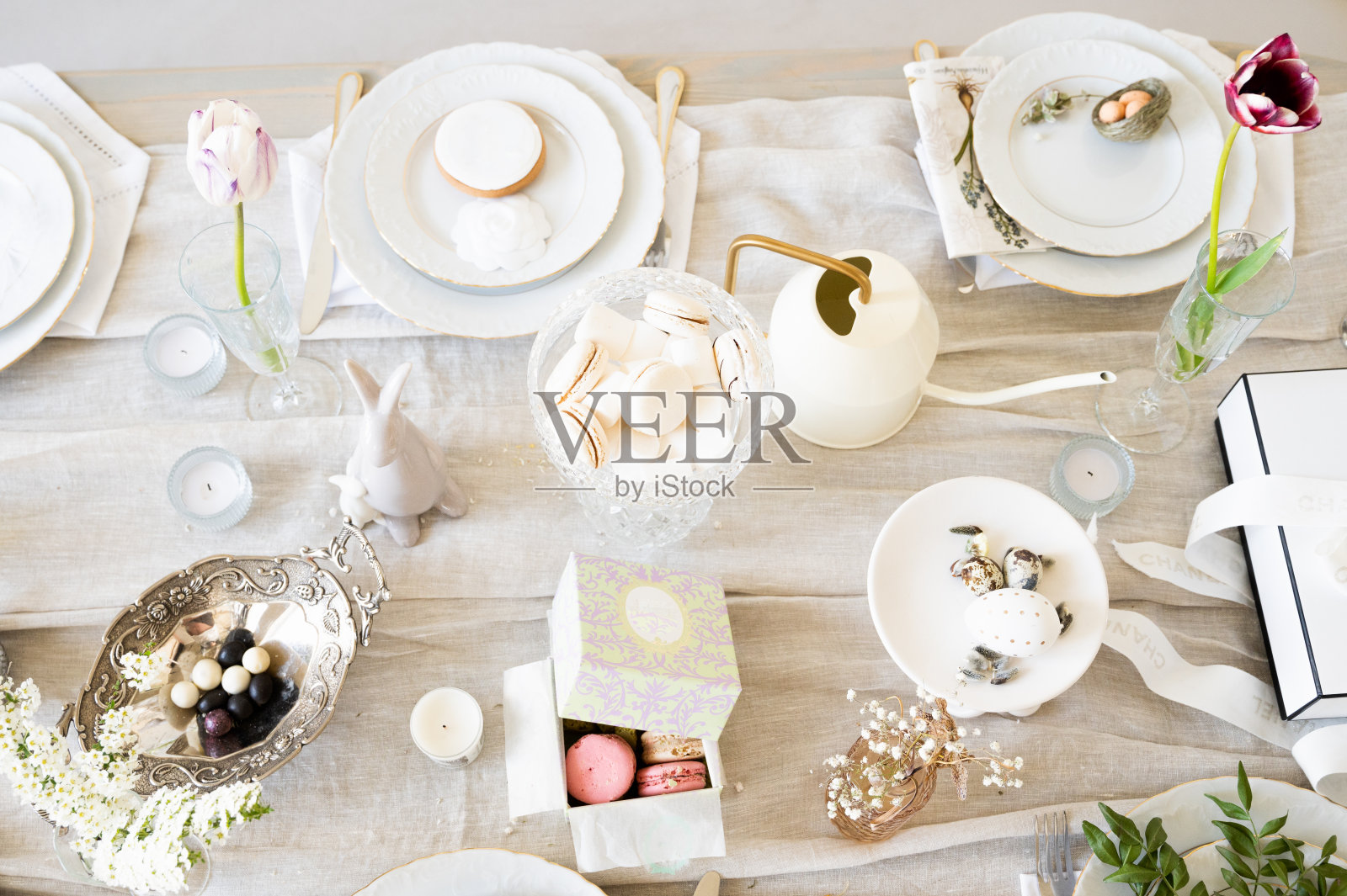春季餐桌设置为浅色照片摄影图片