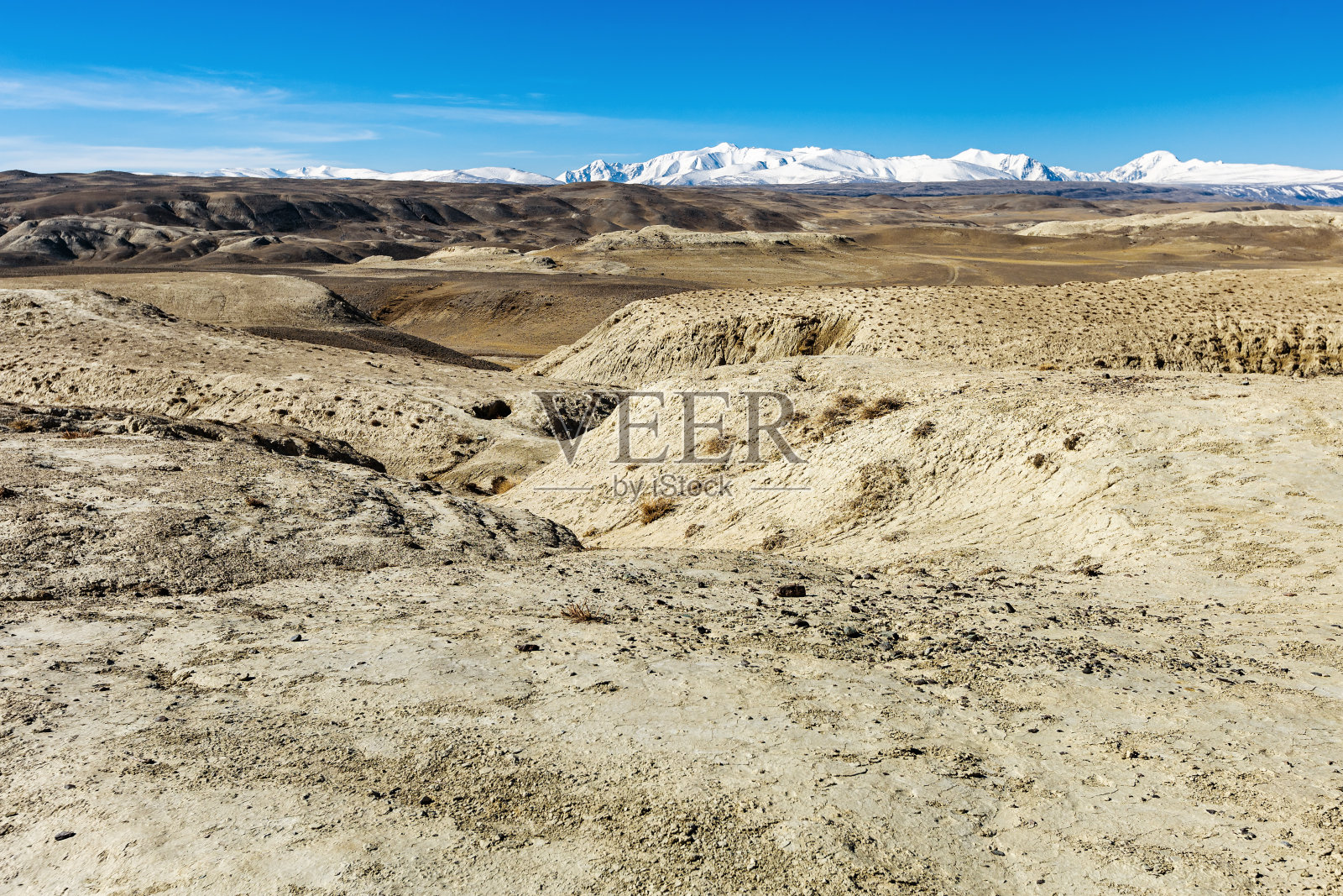俄罗斯阿尔泰共和国月球上的克孜勒-钦卢纳山脉。具有里程碑意义的自然环境。照片摄影图片