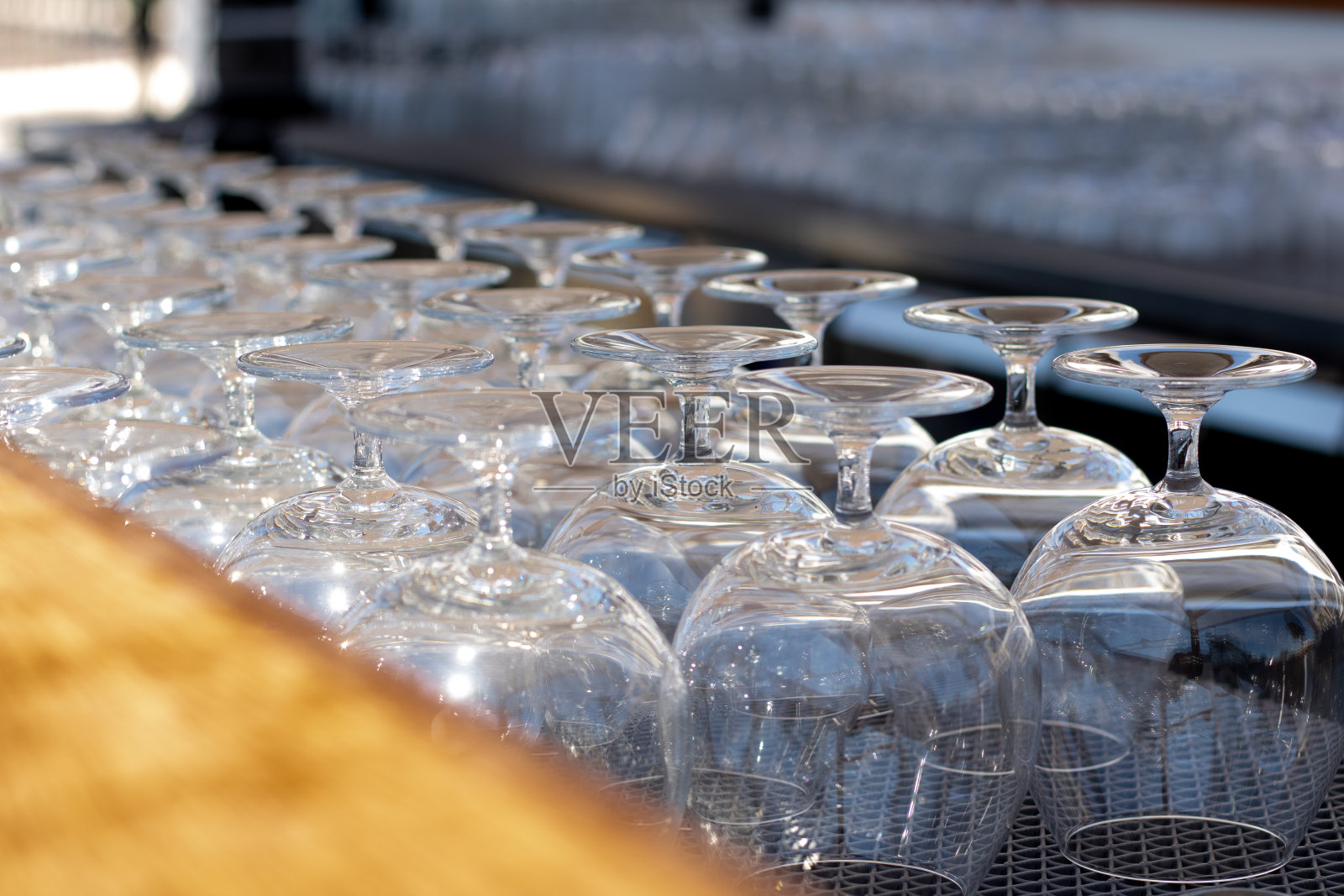 吧台边整齐干净的杯子照片摄影图片