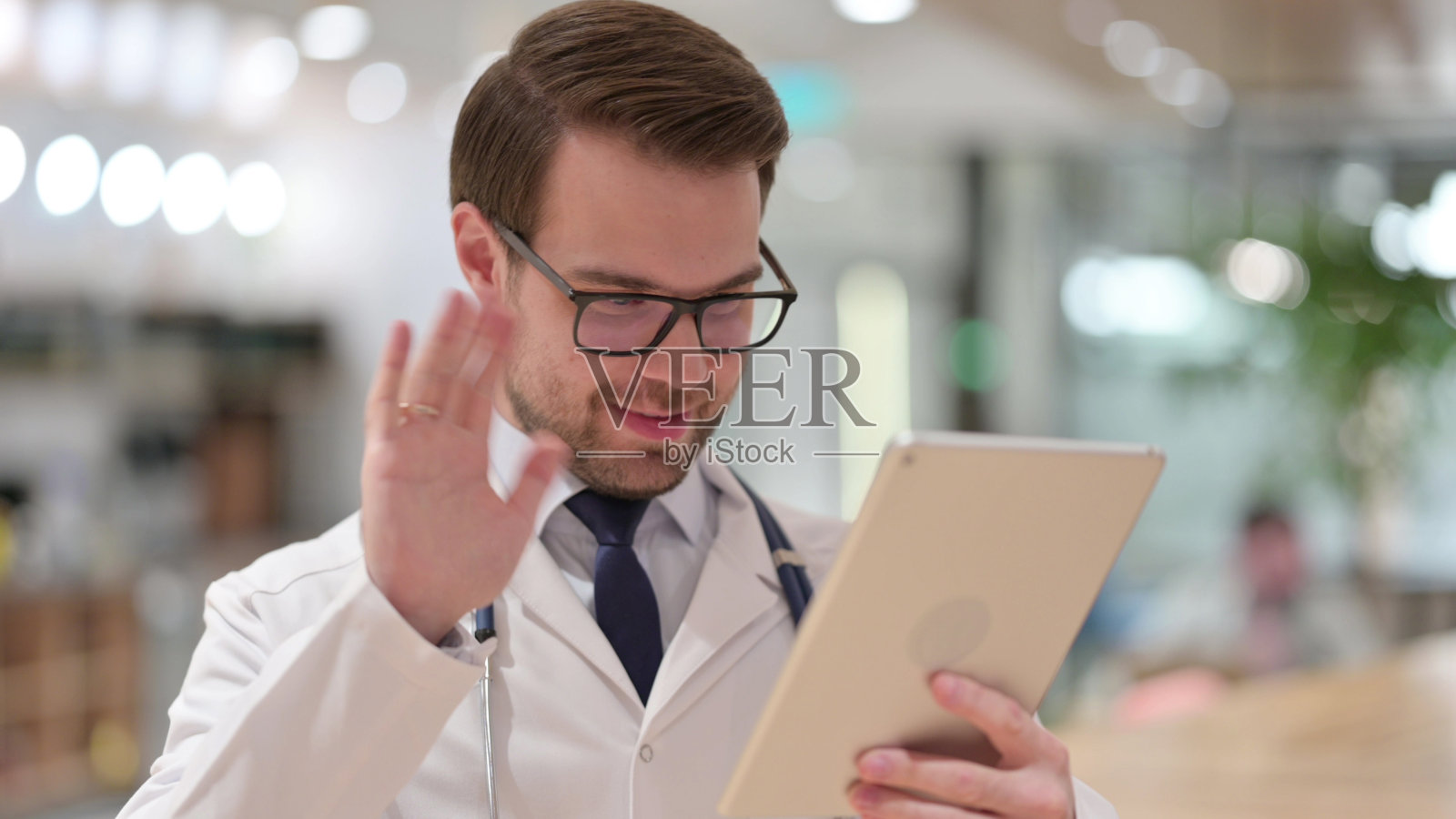 医生在平板电脑上视频聊天的肖像照片摄影图片