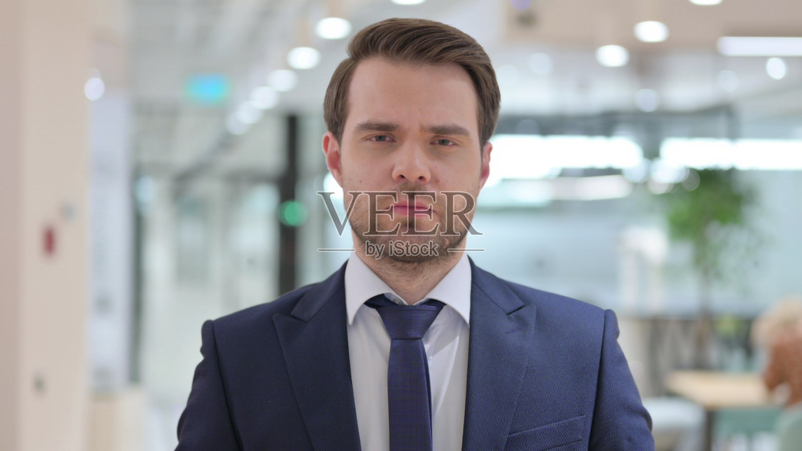 心烦意乱的年轻商人在镜头前伤心的肖像照片摄影图片