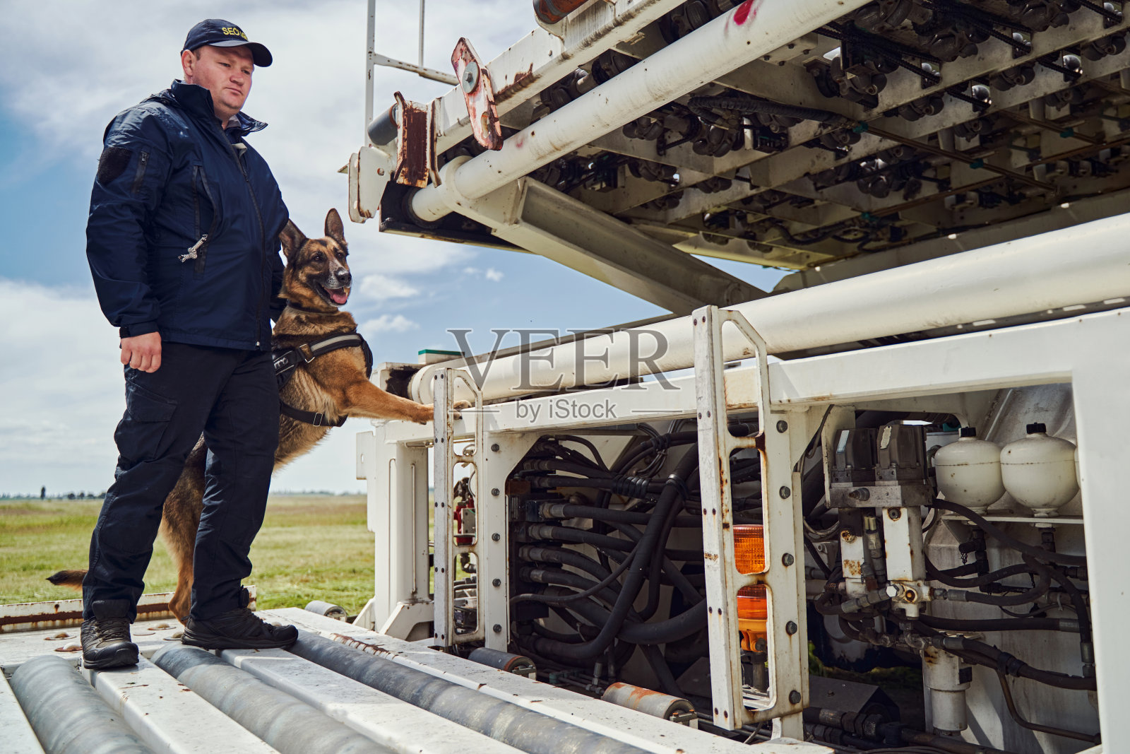 保安员及警犬巡视机场地盘照片摄影图片