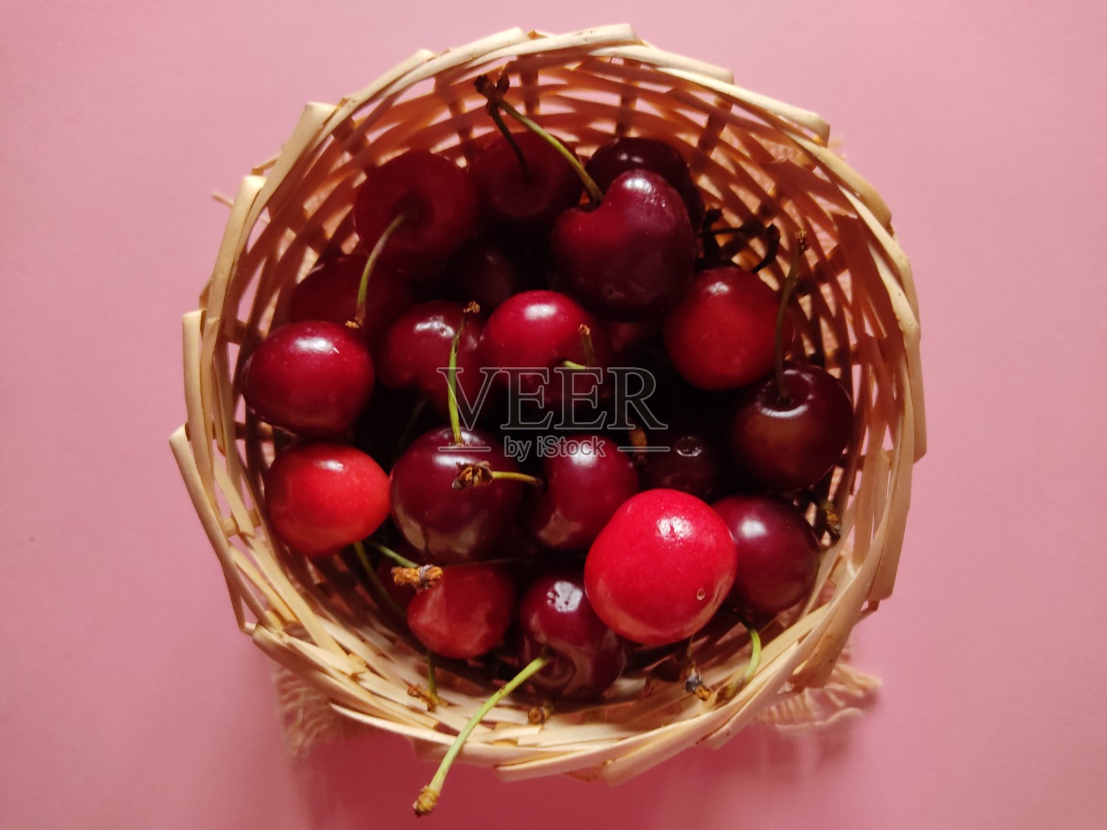 柳条碗里的樱桃照片摄影图片