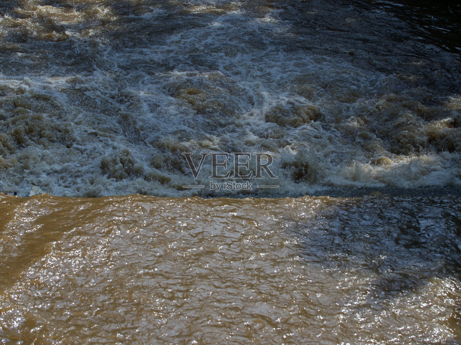 非常脏的河水照片摄影图片