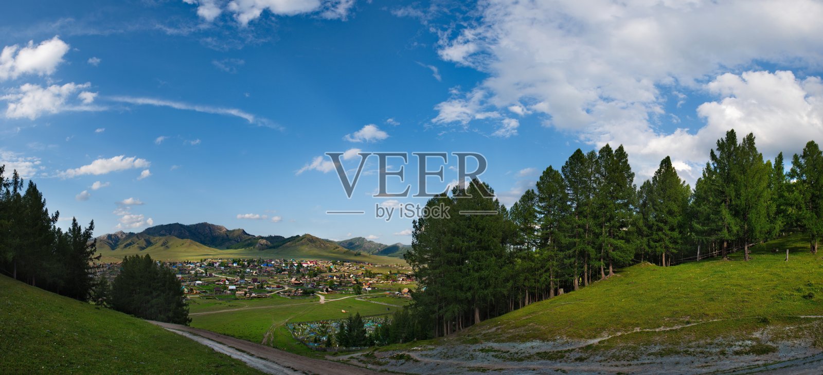 阿尔泰村位于群山之中照片摄影图片