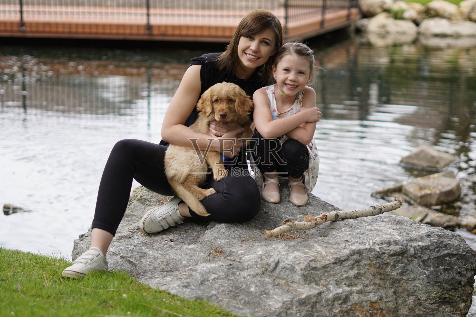 户外全家福与母亲，女儿和小狗照片摄影图片